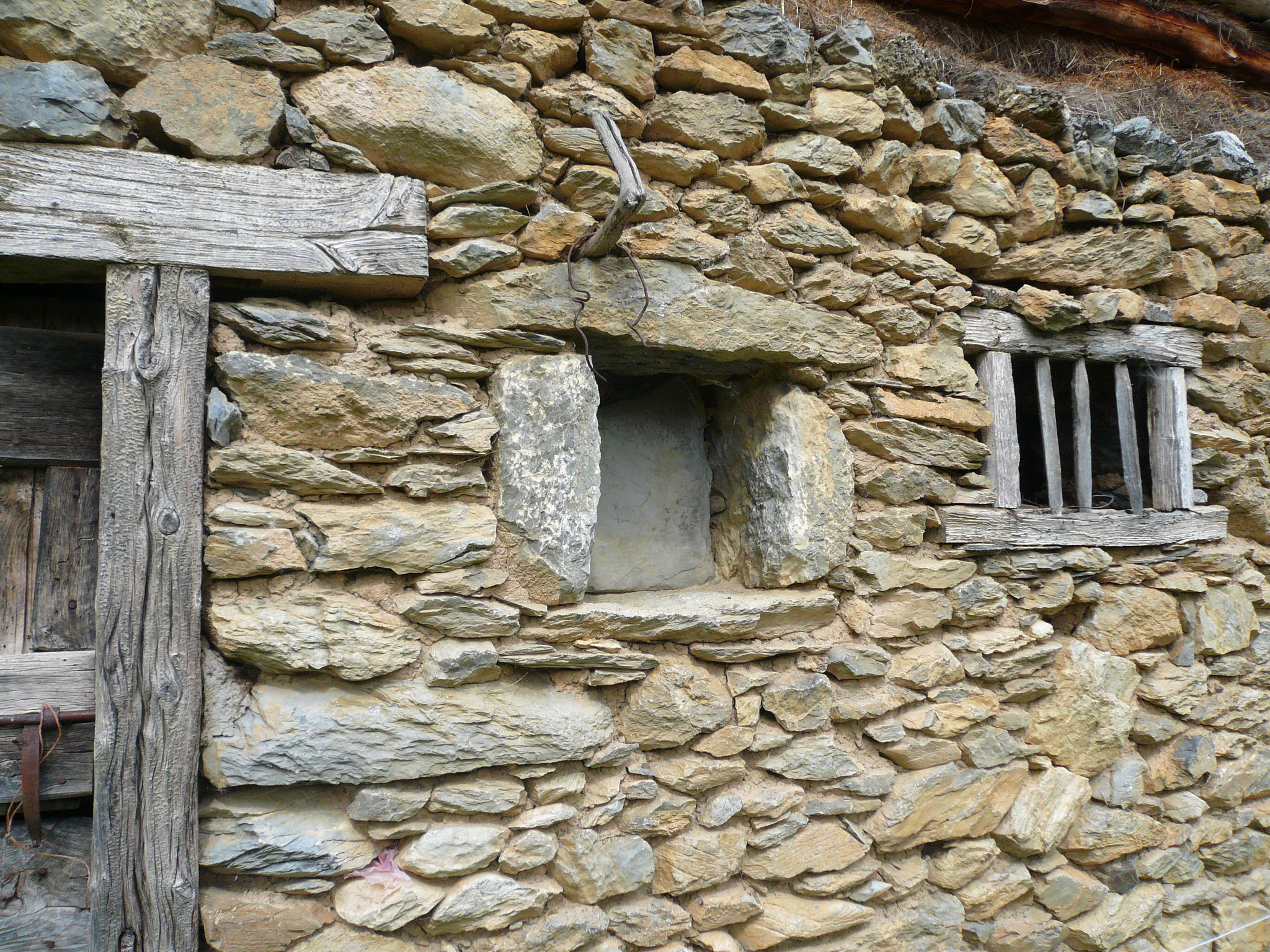 Fenêtre et "hournèro" de grange