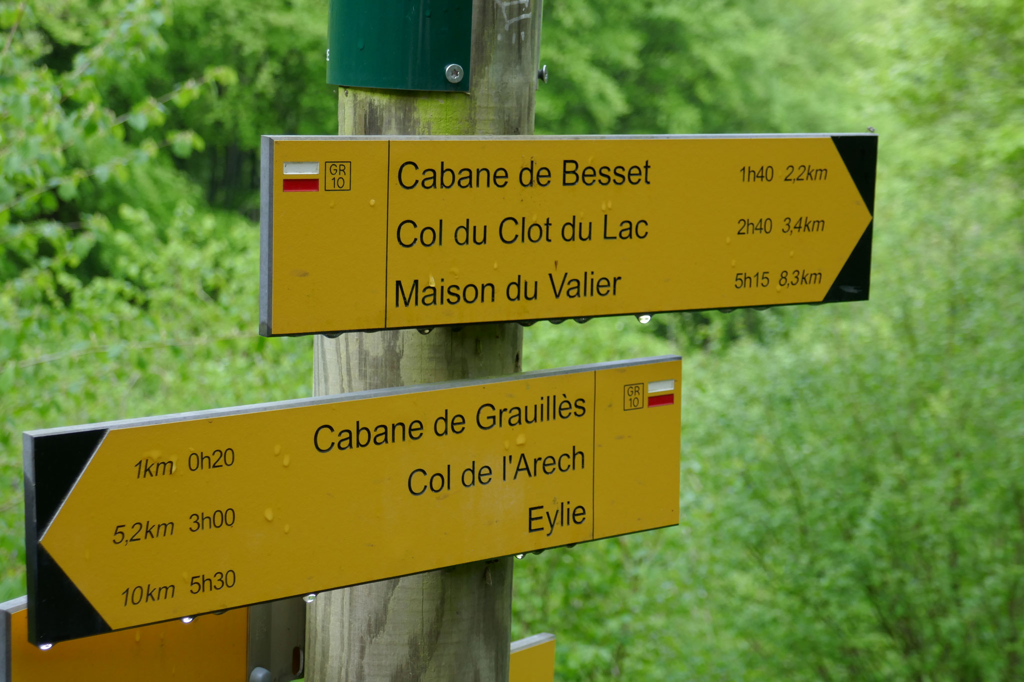 Panneaux sur le gr10