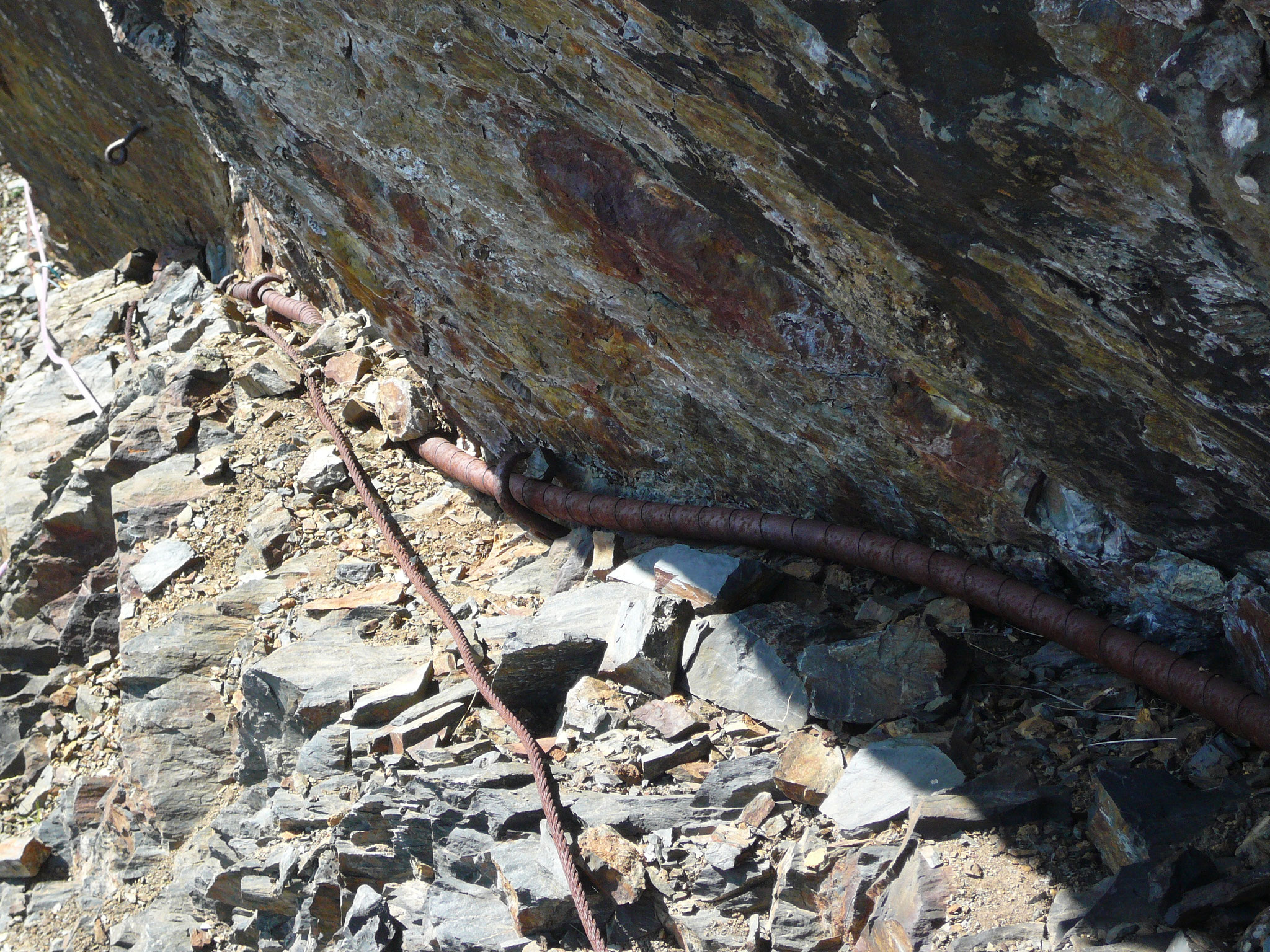 Vestige de la ligne électrique sur le chemin de la mine de Bulard et ancien câble de la main courante