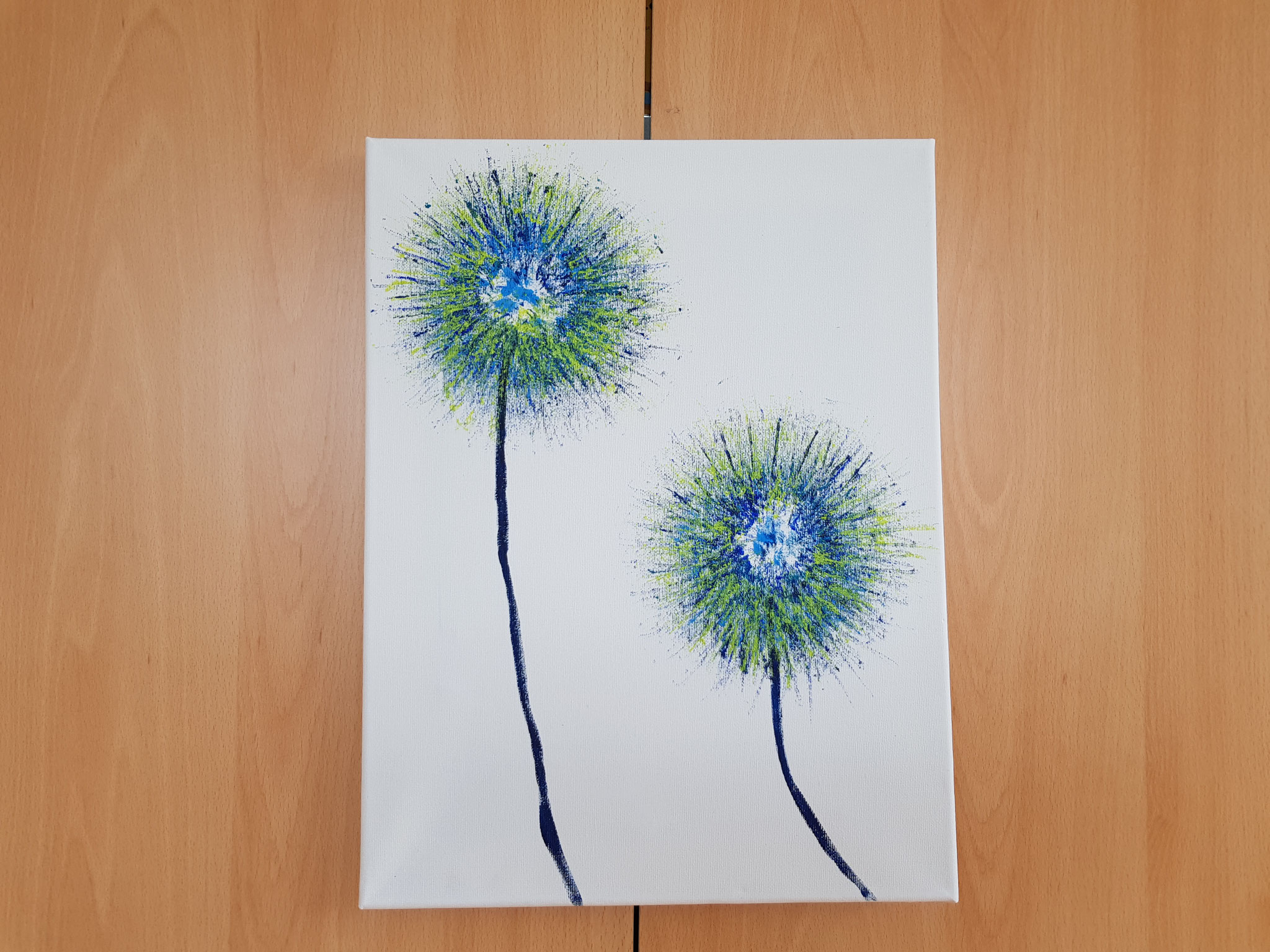 Acrylfarbe mit Toilettenpapier Rolle Pappe aufgetragen