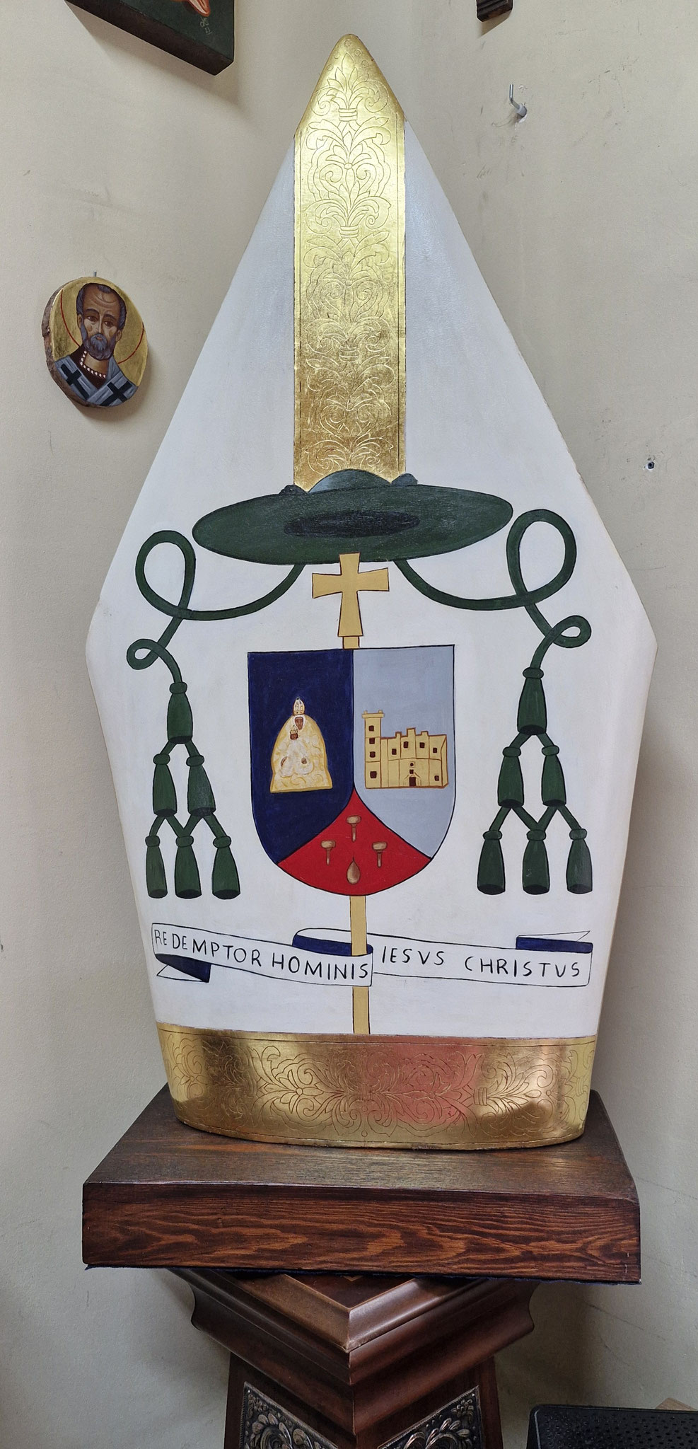 ESCUDO EN LA MITRA DE S.JOSÉ PARTE POSTERIOR.