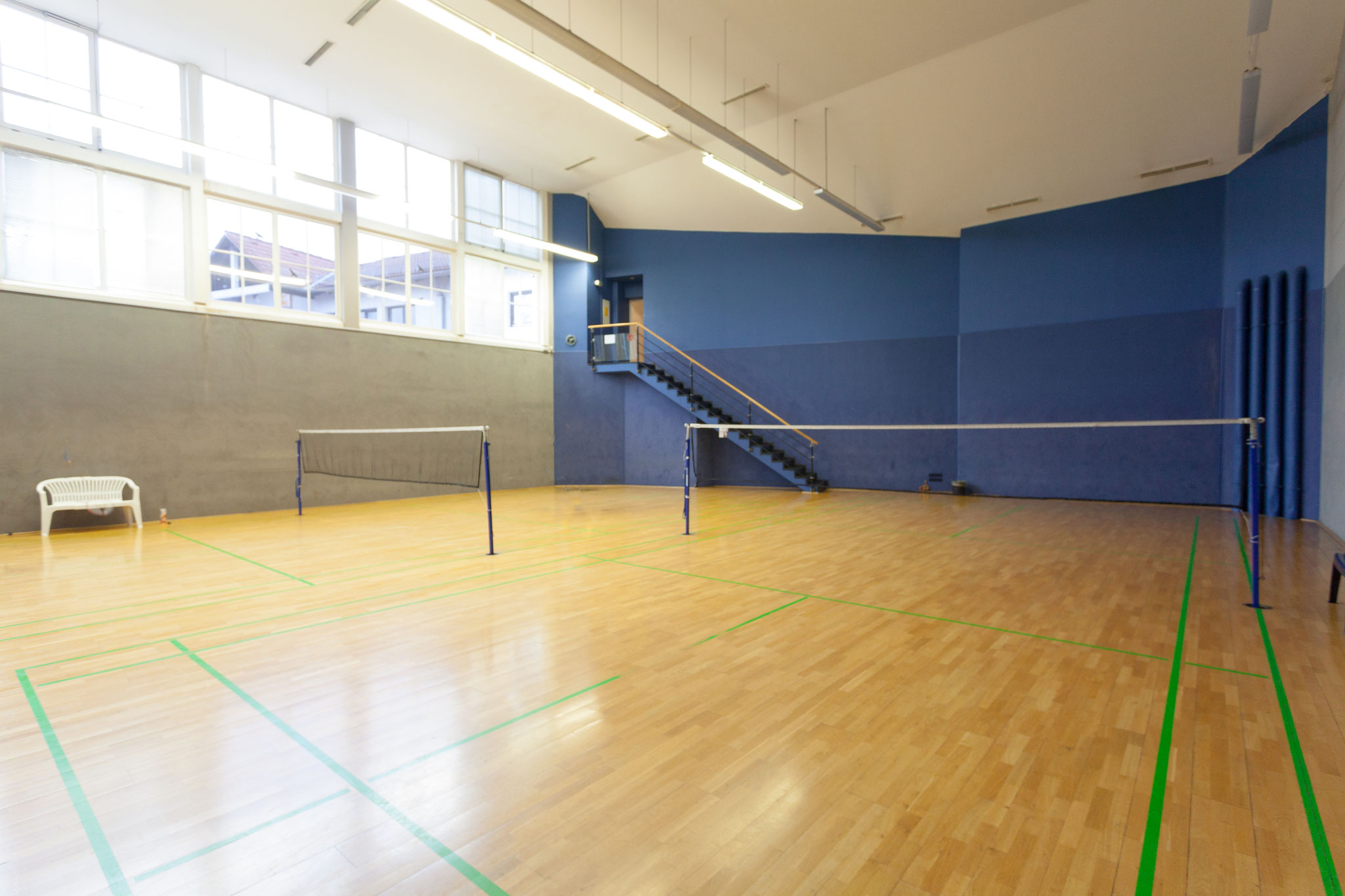 2 Spielfelder für Einzel und Doppel nach den Richtlinien des Deutschen Badmintonverbandes.