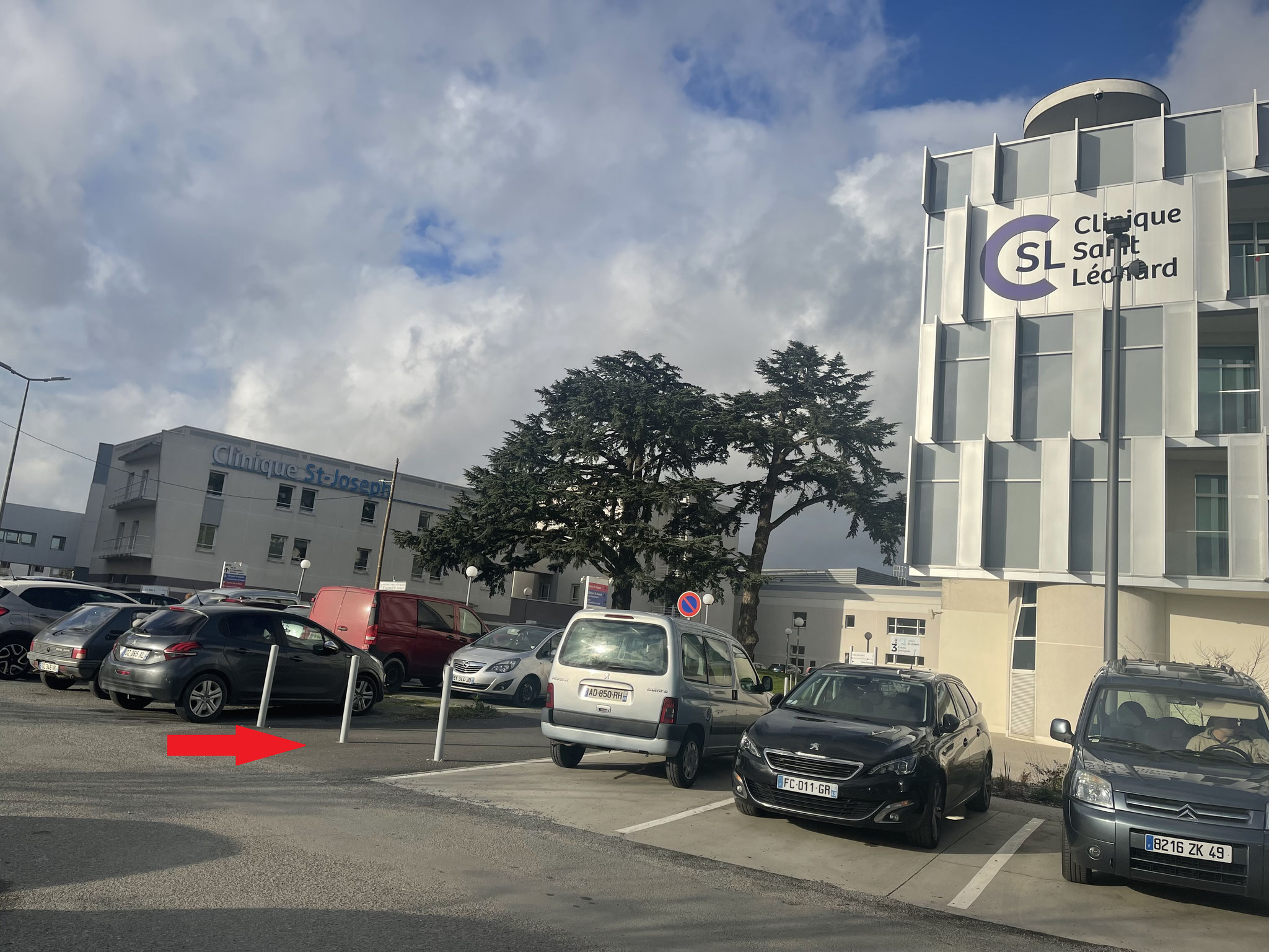 Suivre le cheminement sur la gauche de l'entrée de la clinique Saint-Léonard