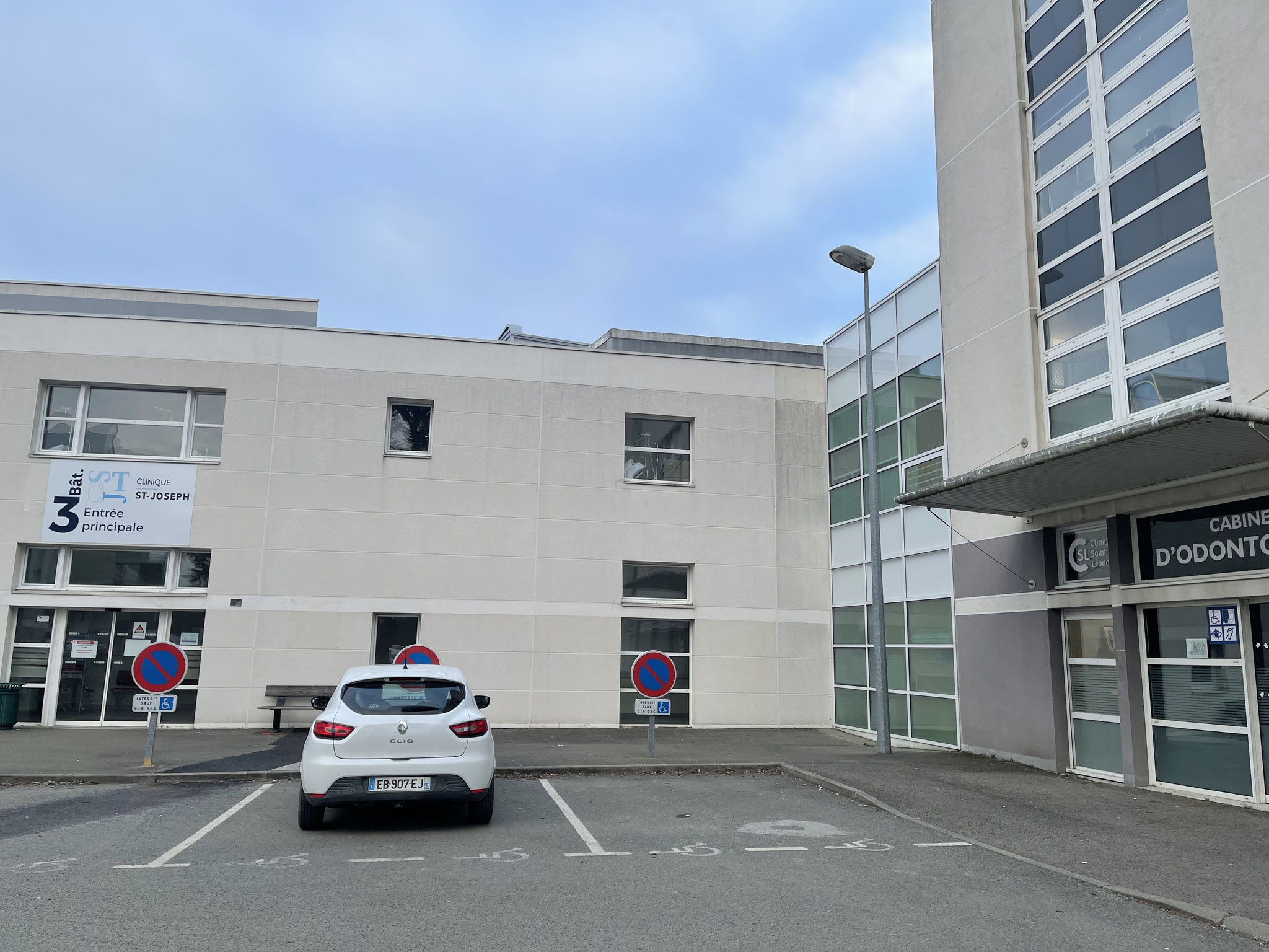 Le cabinet est situé sur la droite, avant l'entrée principale de la Clinique St-Joseph (bâtiment 3)