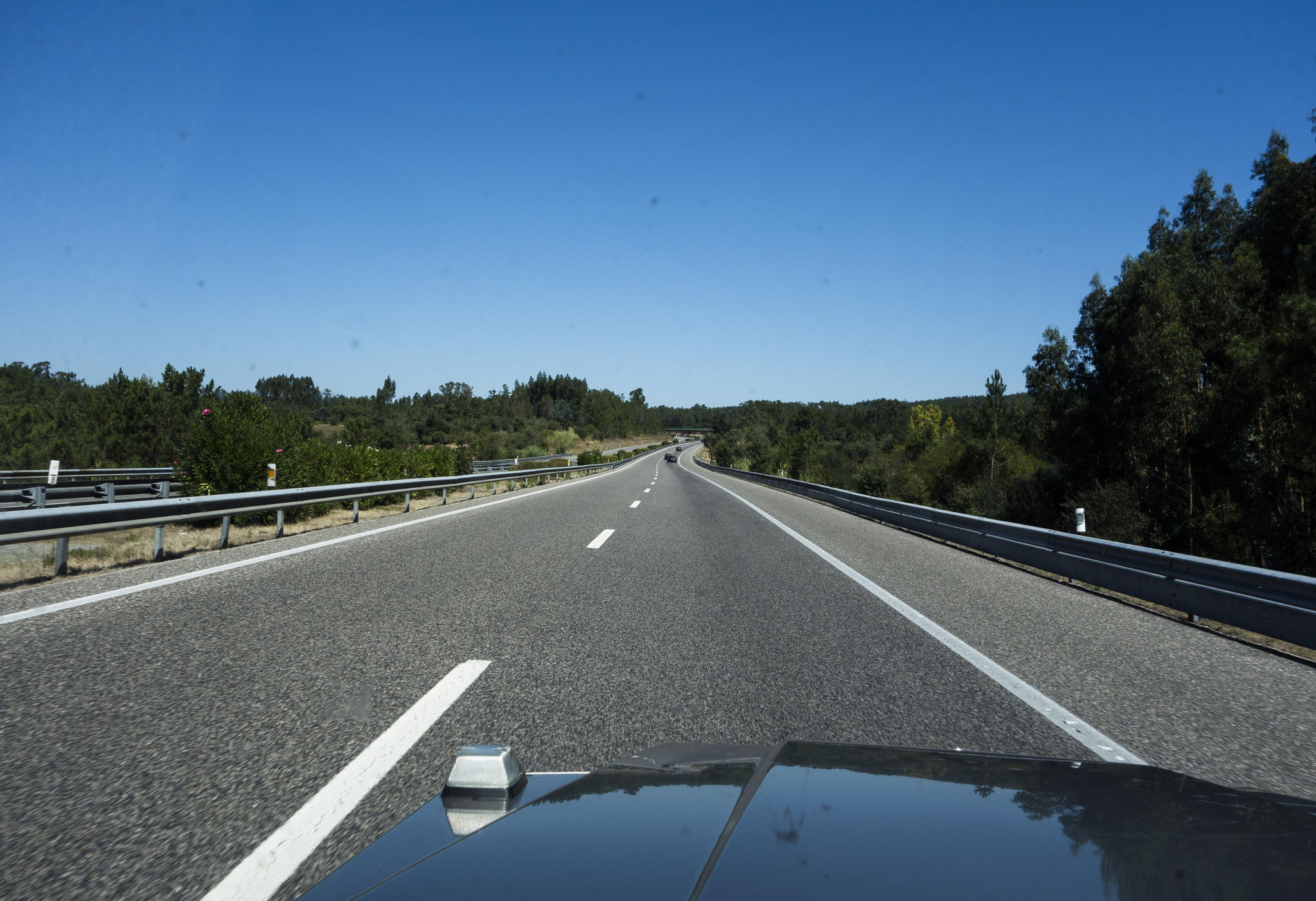 Auf der Autobahn nach Porto. Sehr dichter Verkehr!