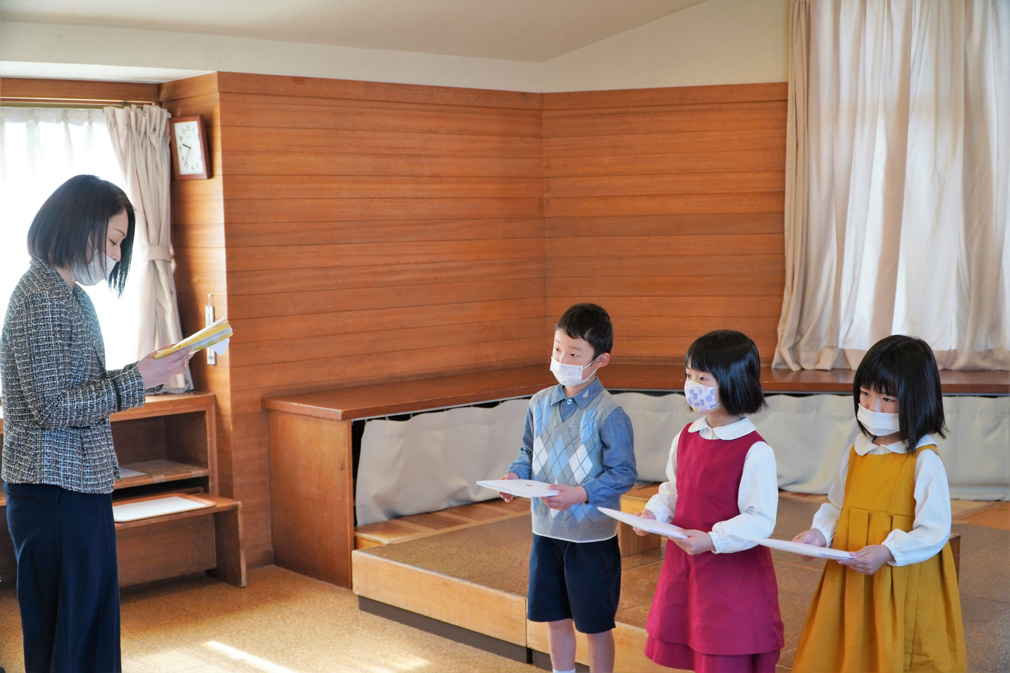 友の会総リーダーより子供読本をいただく