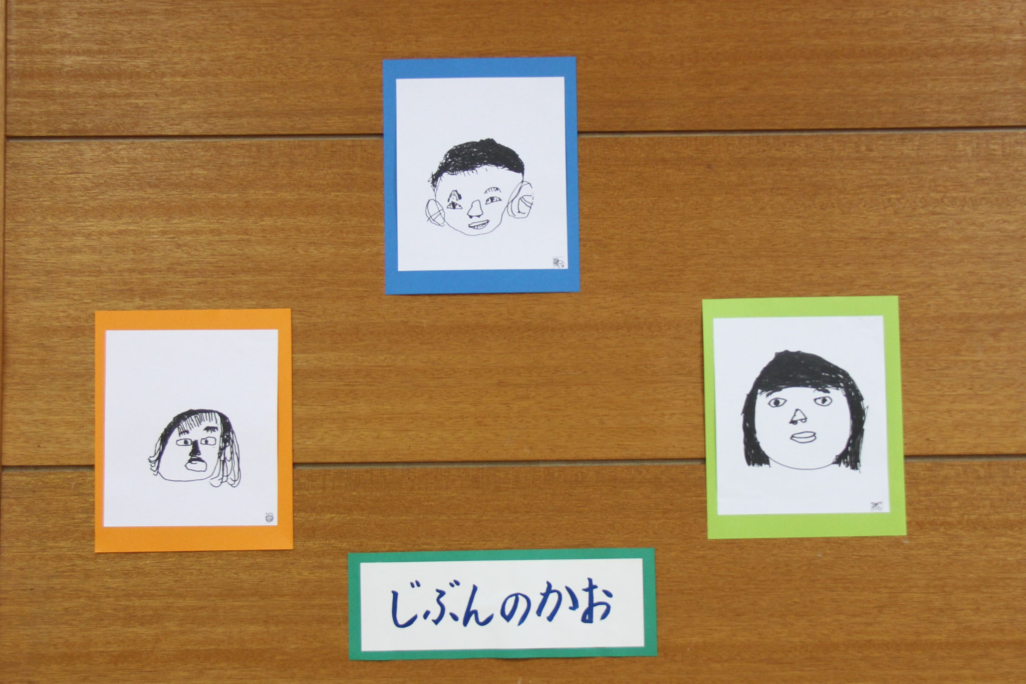 自分の顔をよく見て描きました
