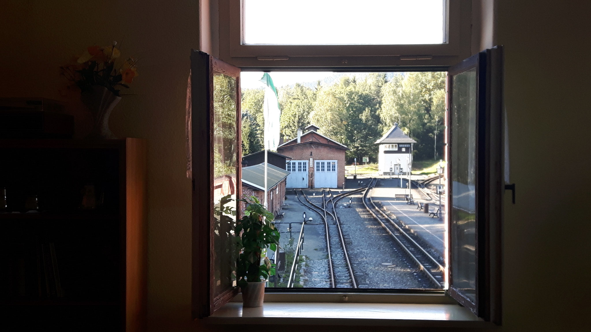 Wohnstube mit Kaminofen und herrlichem Blick auf die Gleise