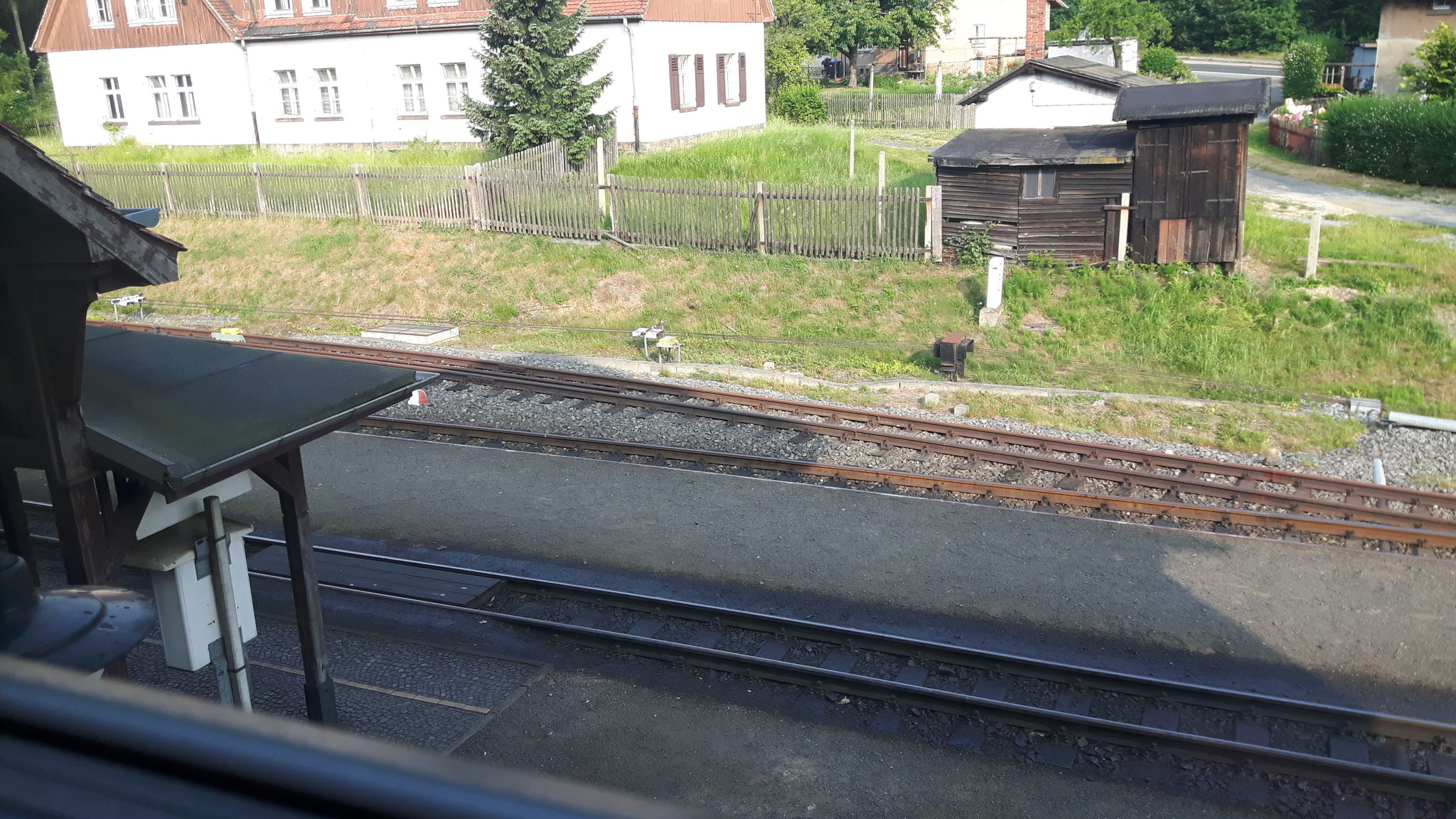 Blick aus dem Wohnstubenfenster auf die Gleise