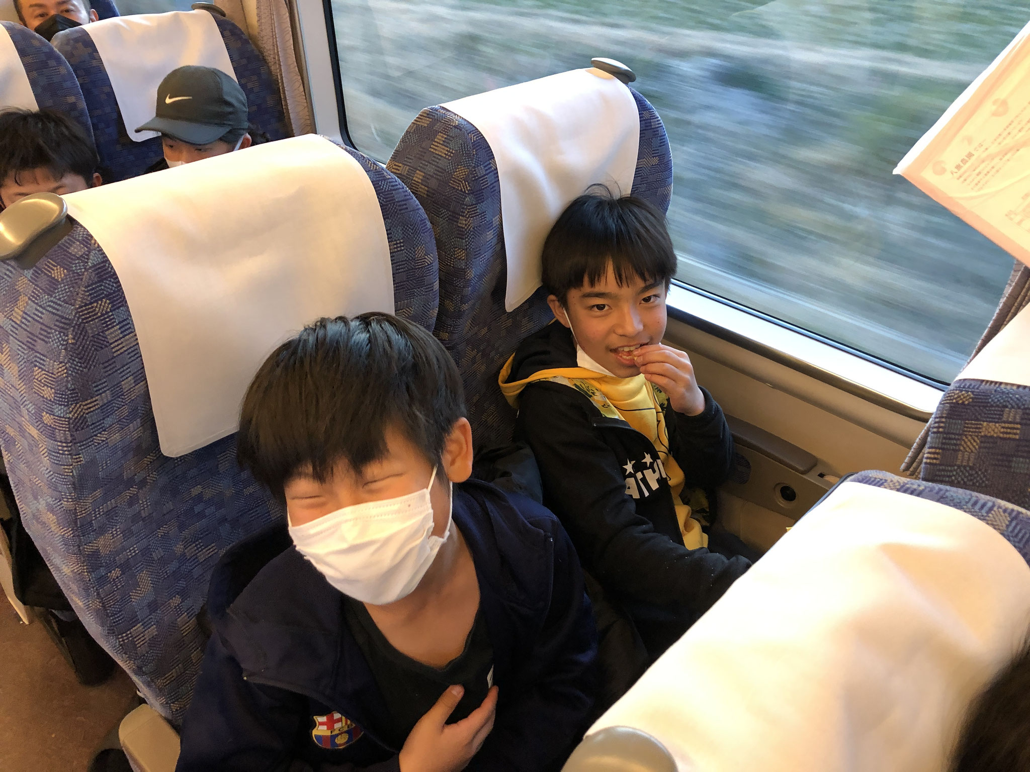 行きも帰りも遠足気分！でも、考えていることは試合の事だけ！