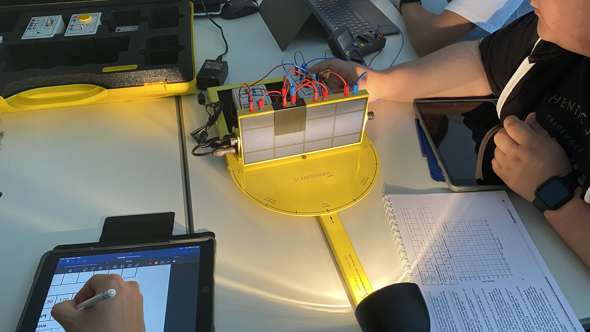 Solarkoffer für den Technik-Oberstufenunterricht (2024)
