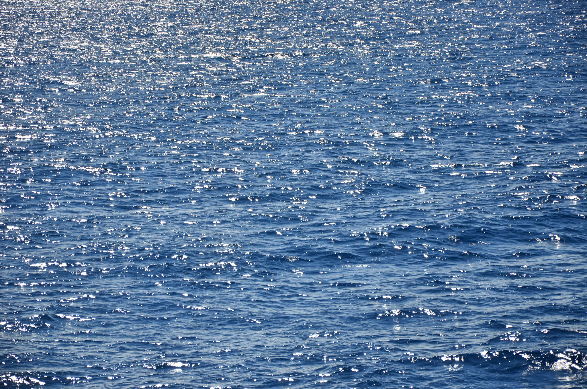 Mer illuminée par le soleil