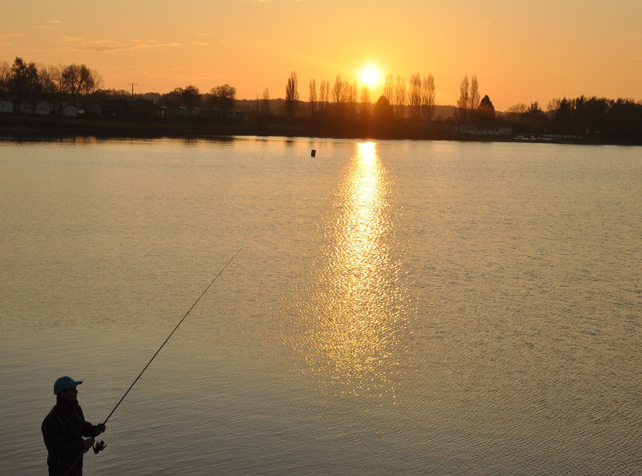 Pêcheur au lever du soleil (Lac du Der, Haute-Marne)  Novembre 2011