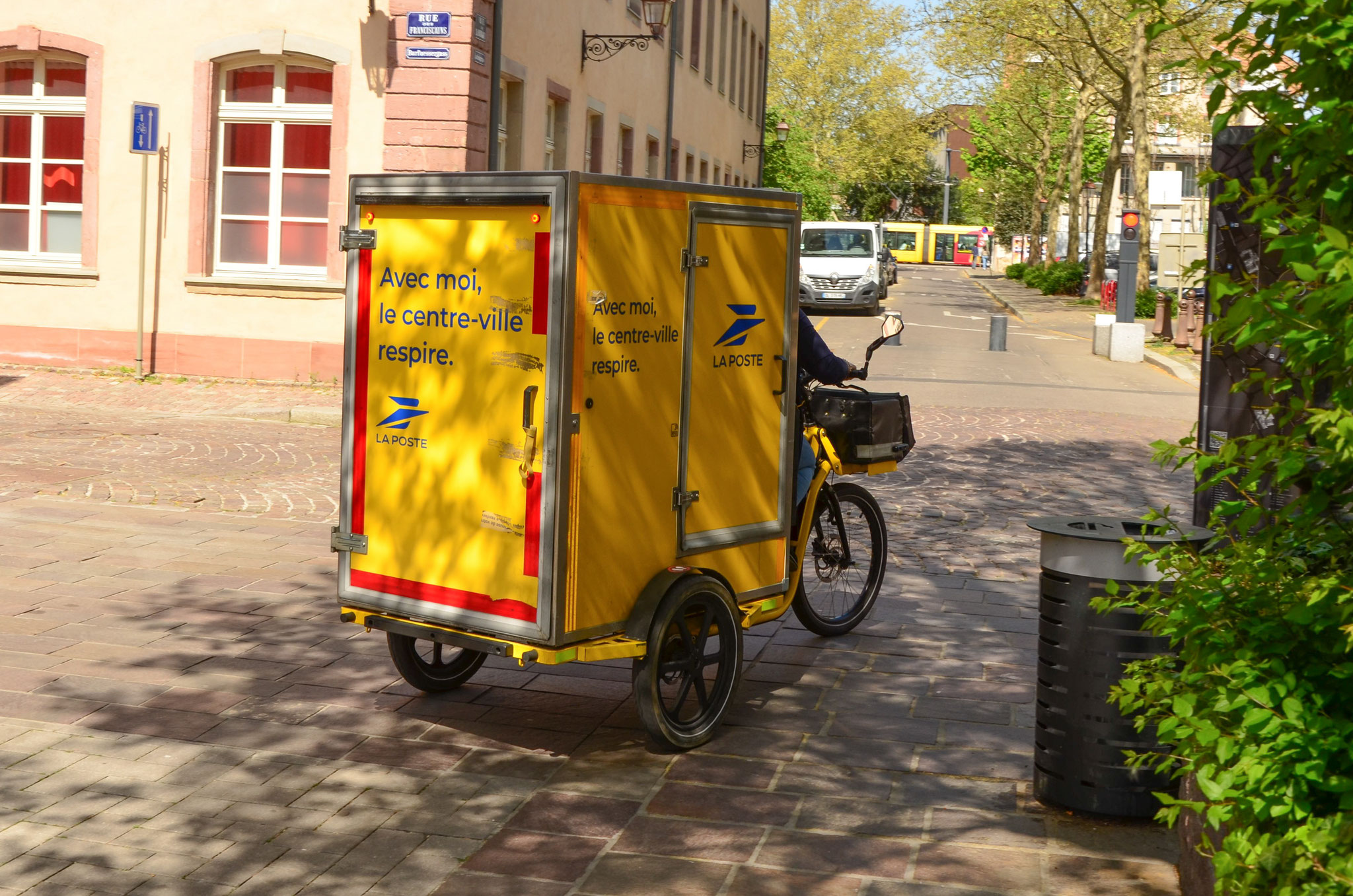 Véhicule postal écologique (Mulhouse)