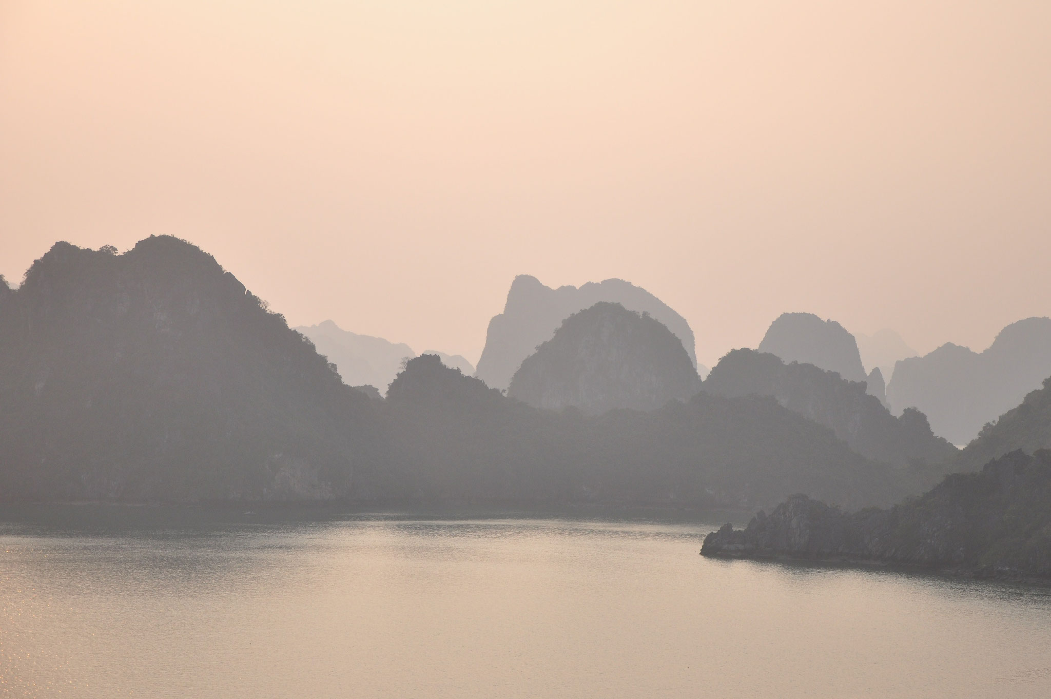 Baie d'Halong au crépuscule