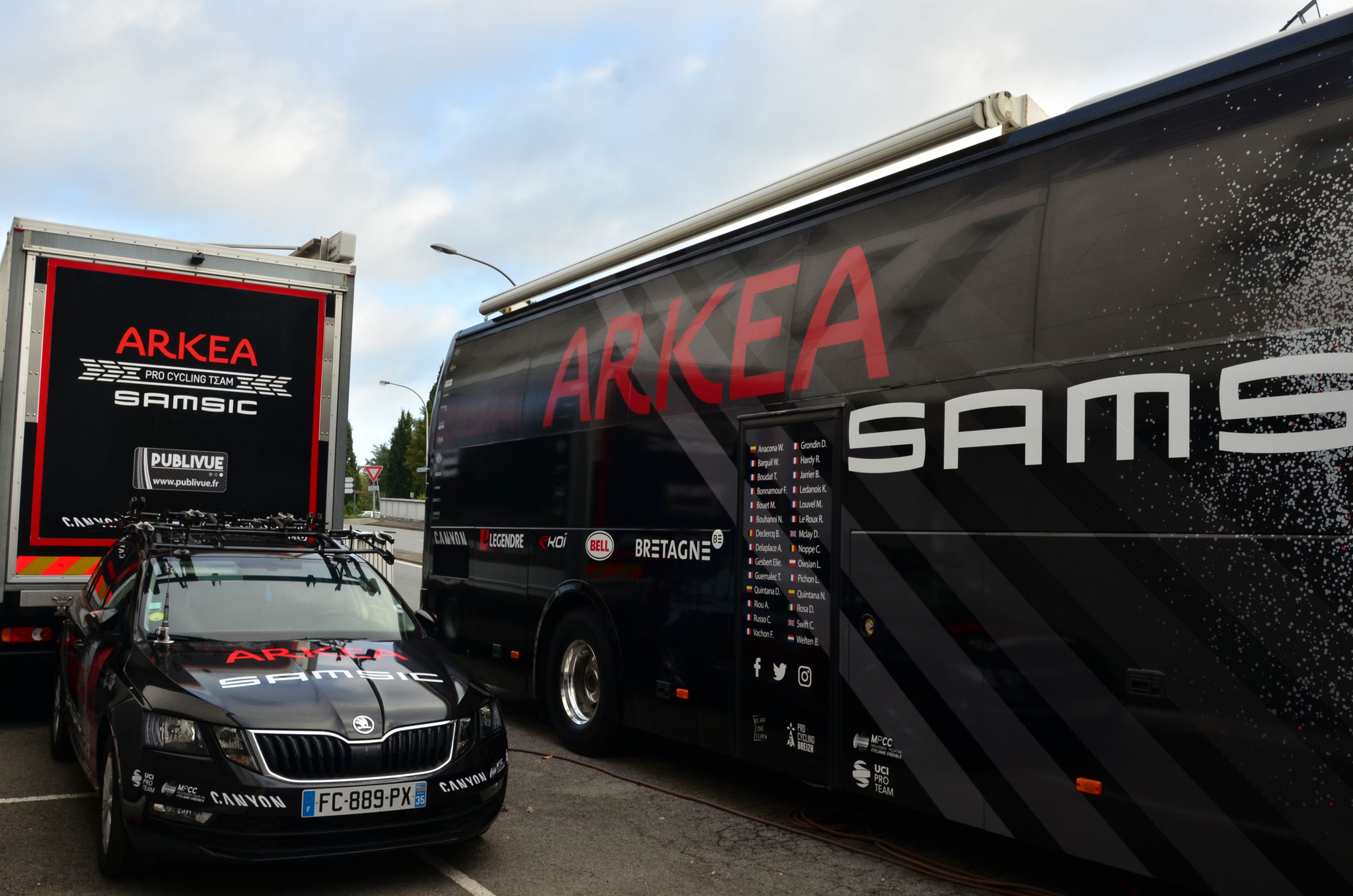 Véhicules de l'équipe cycliste Arkea-Samsic (Vannes, Morbihan)
