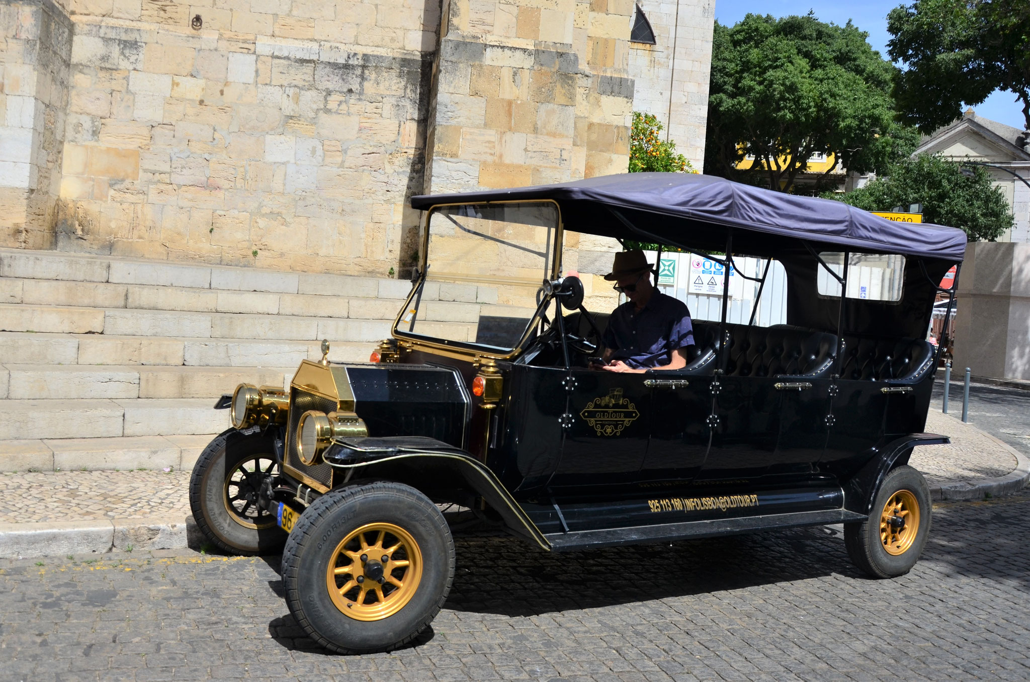 Voiture pour promener les touristes (Lisbonne, Portugal)