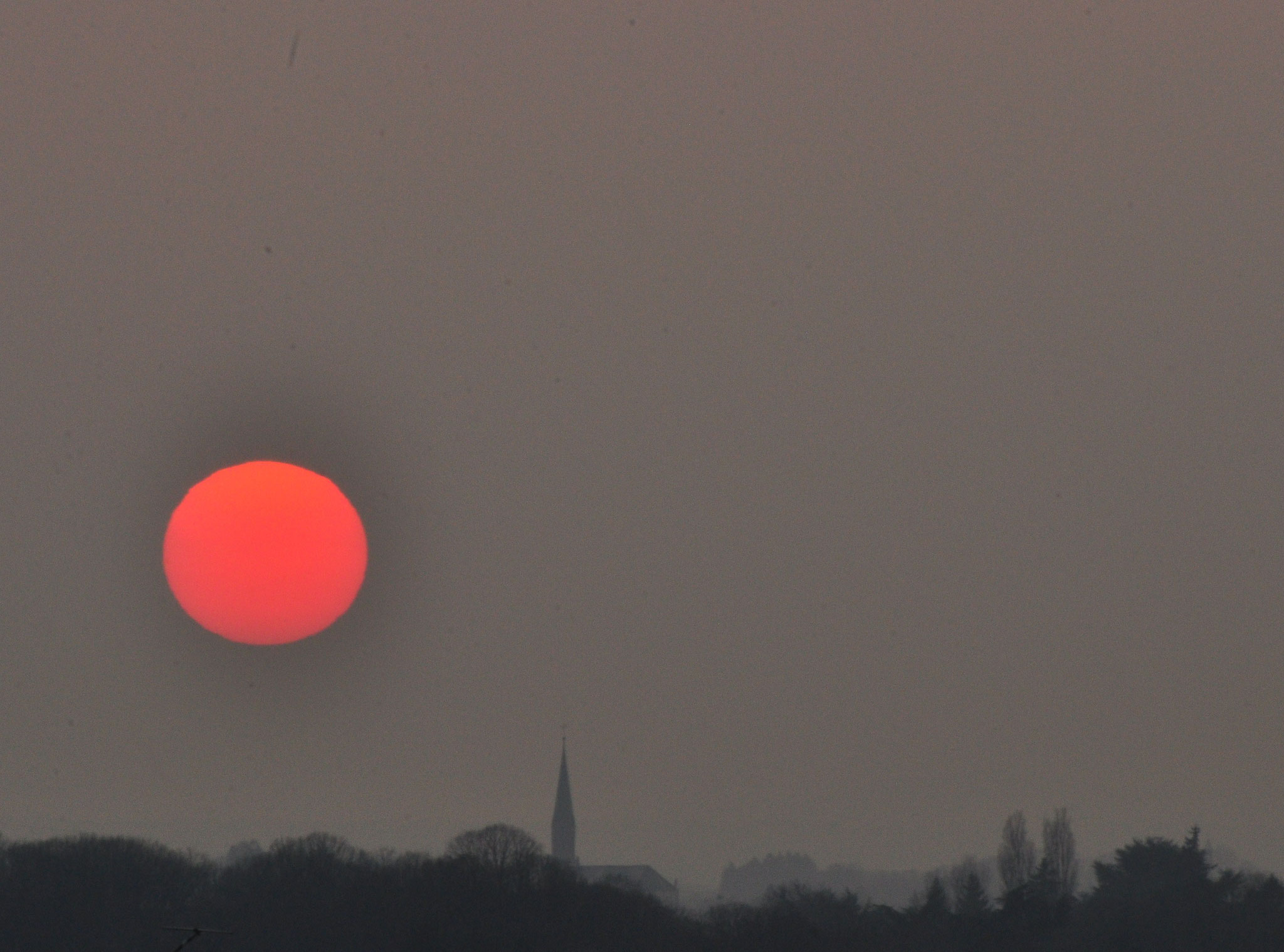 Soleil rouge (Mulhouse, Haut-Rhin)  Mars 2014