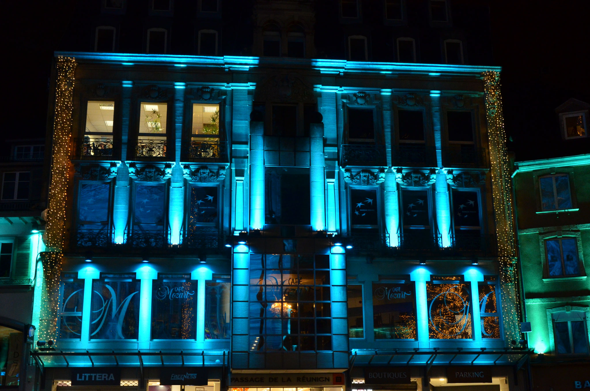 Maisons illuminées de bleu