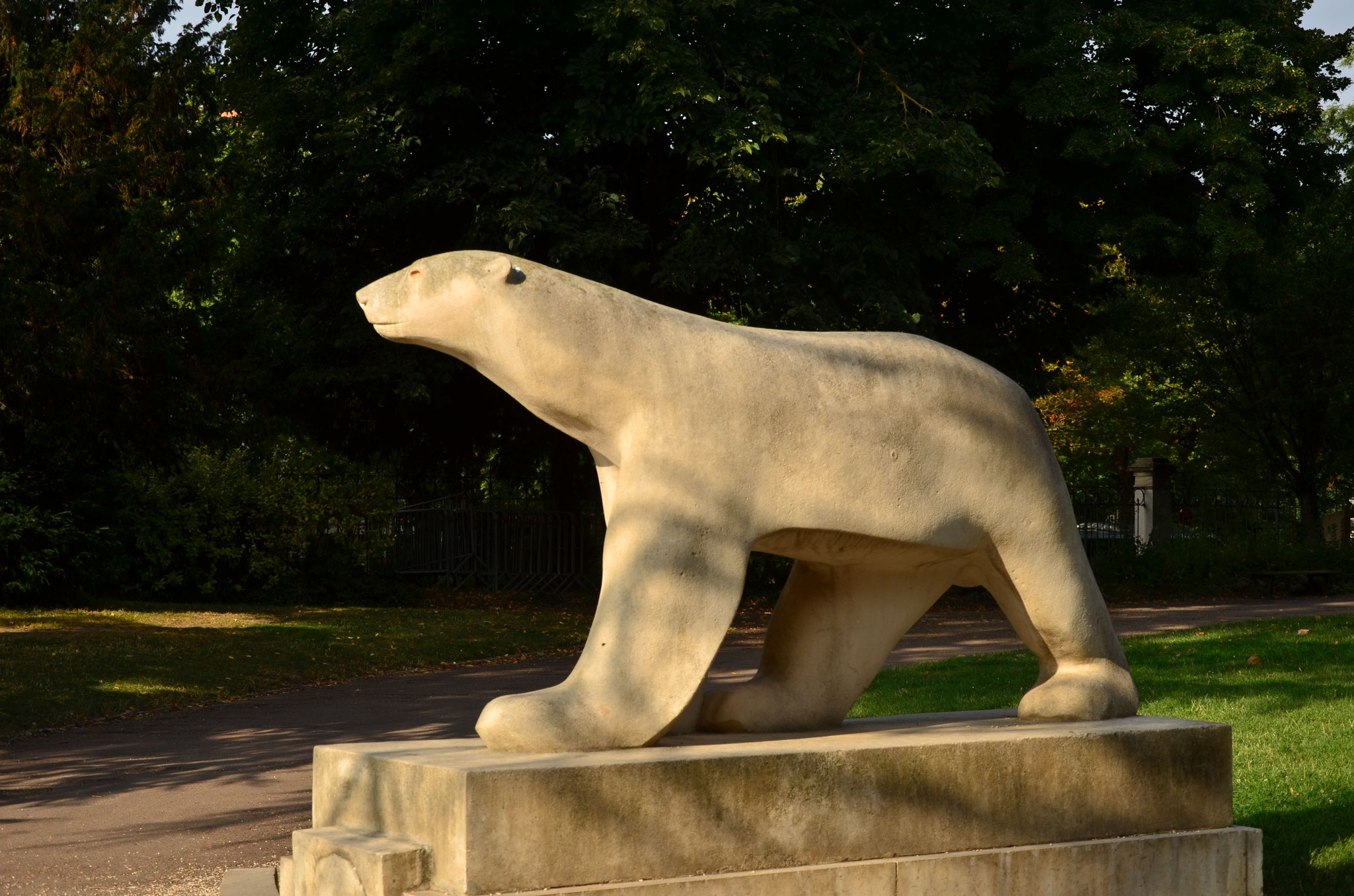 Statue d'ours blanc de François Pompon (Dijon)