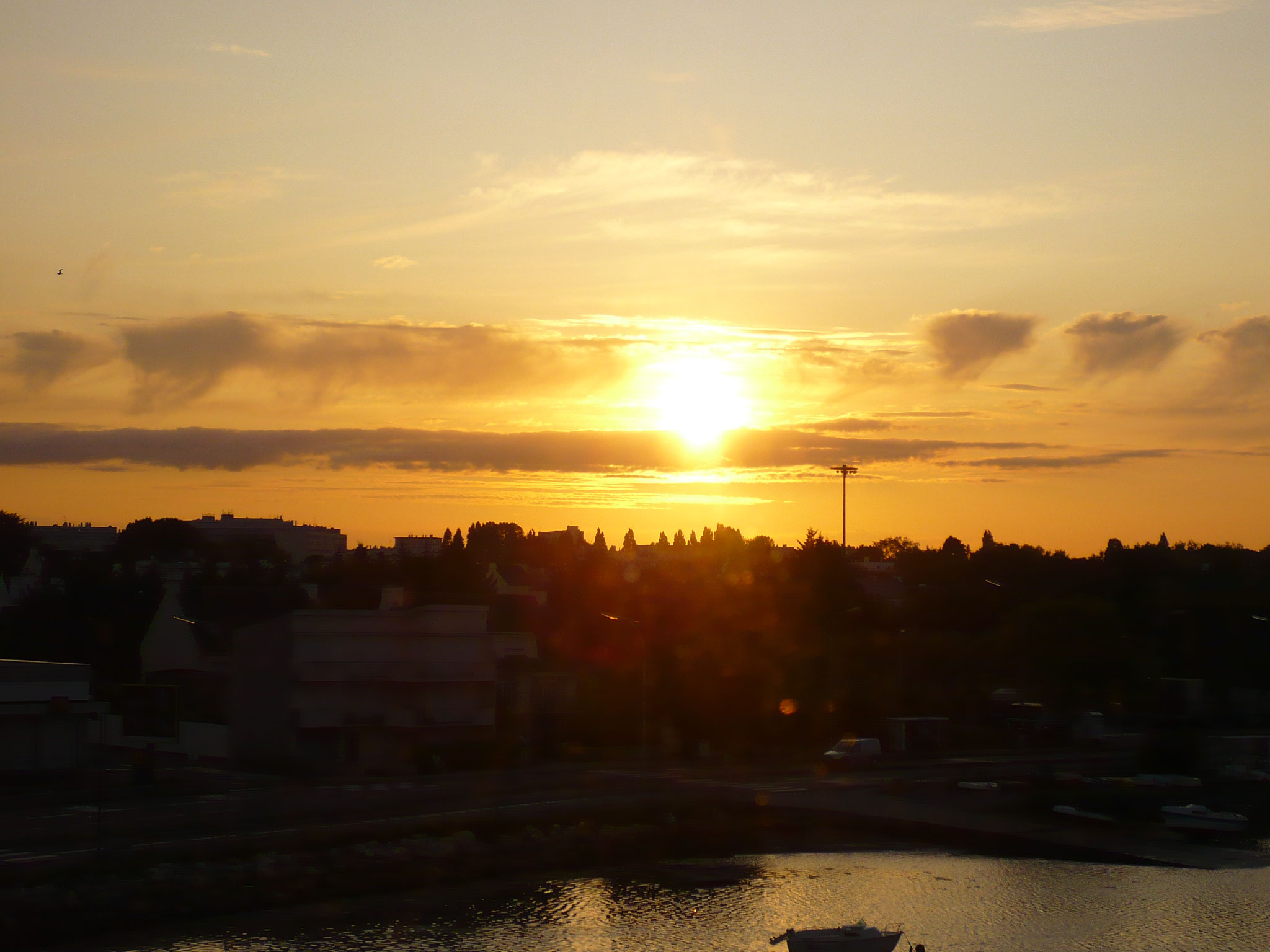 Le soleil se couche à Lorient (Lorient, Morbihan)  Août 2009