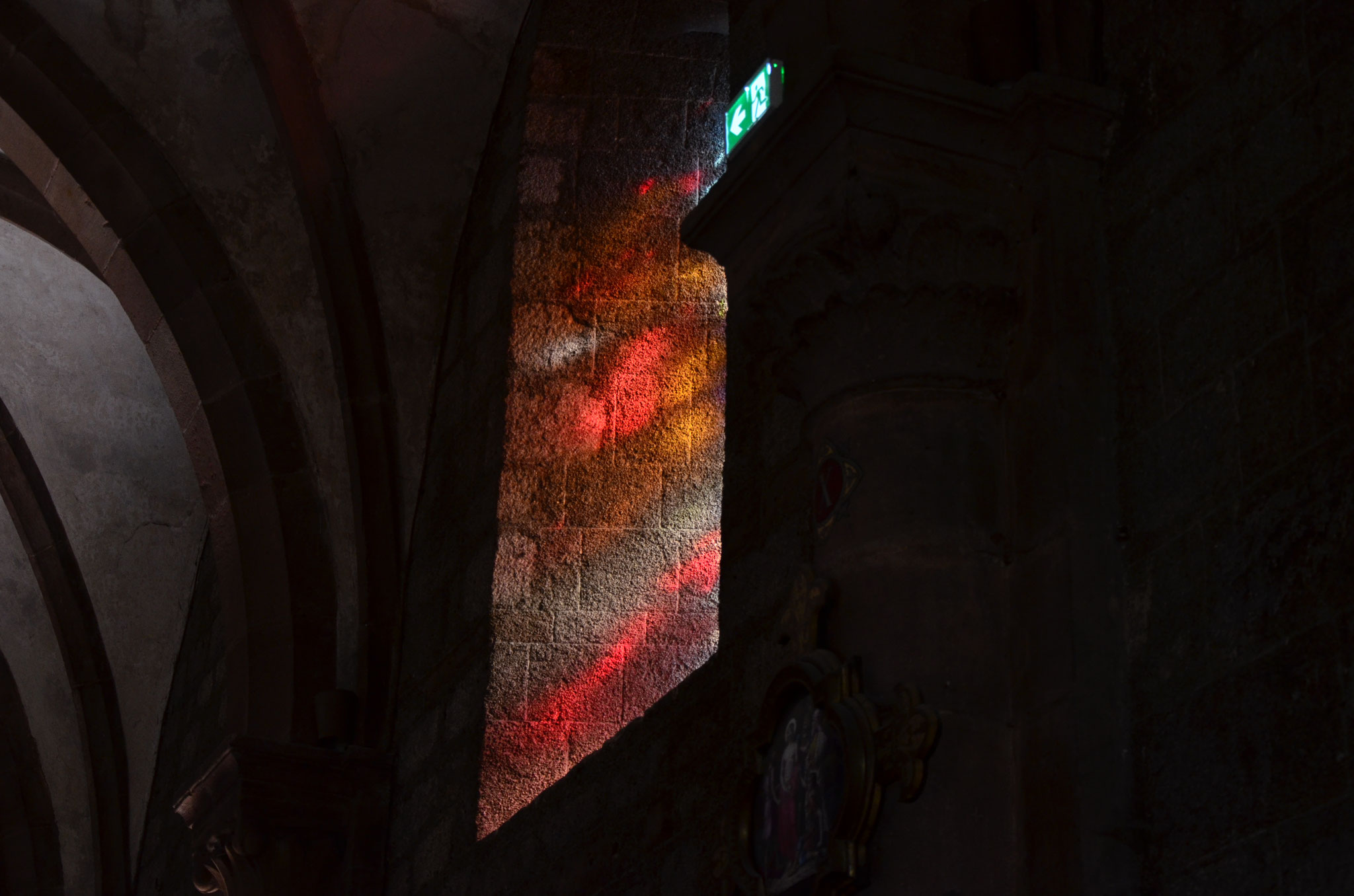 Reflet d'un vitrail dans une église