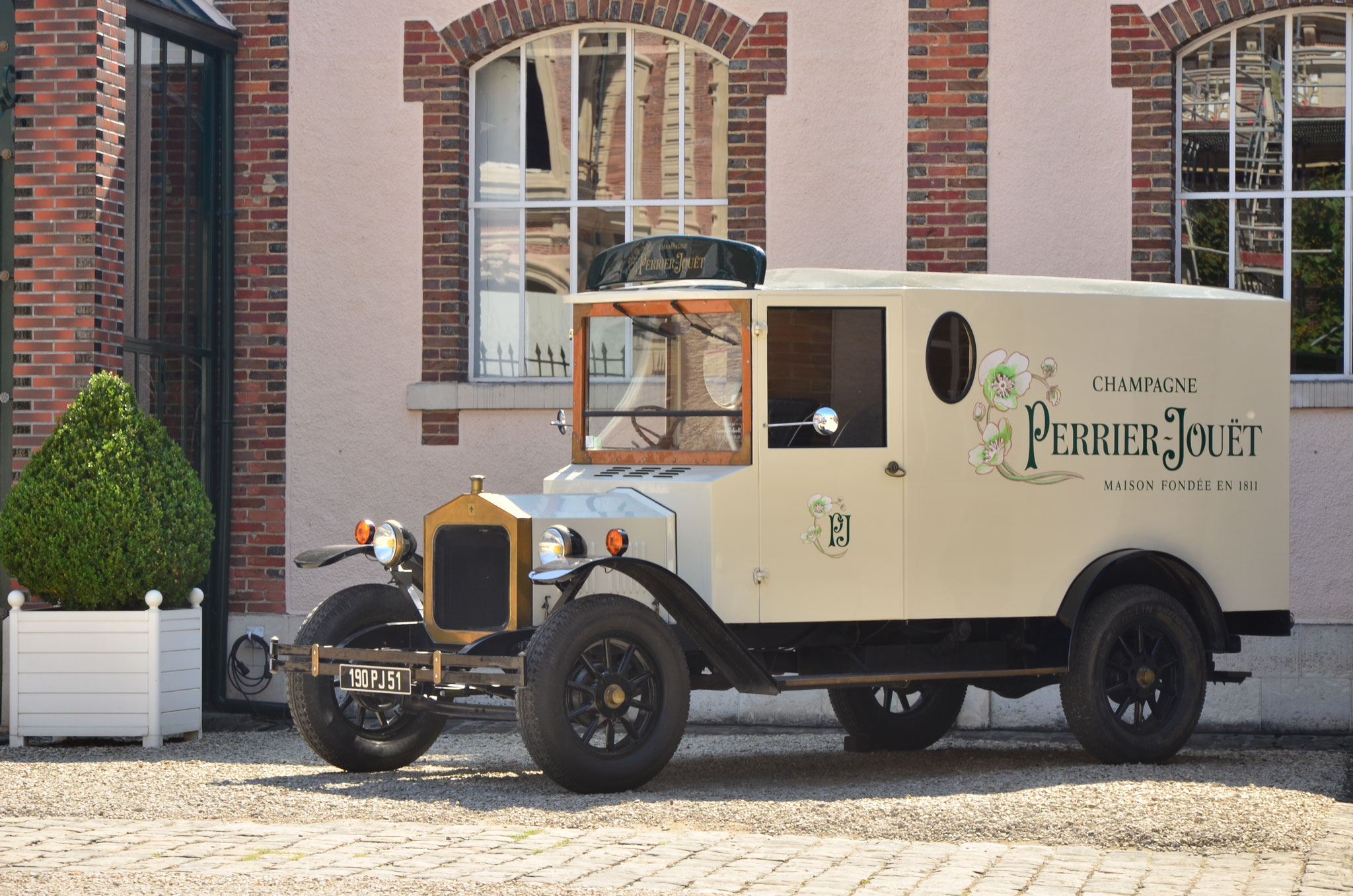 Camionnette de la maison Perrier-Jouët (Epernay, Champagne)