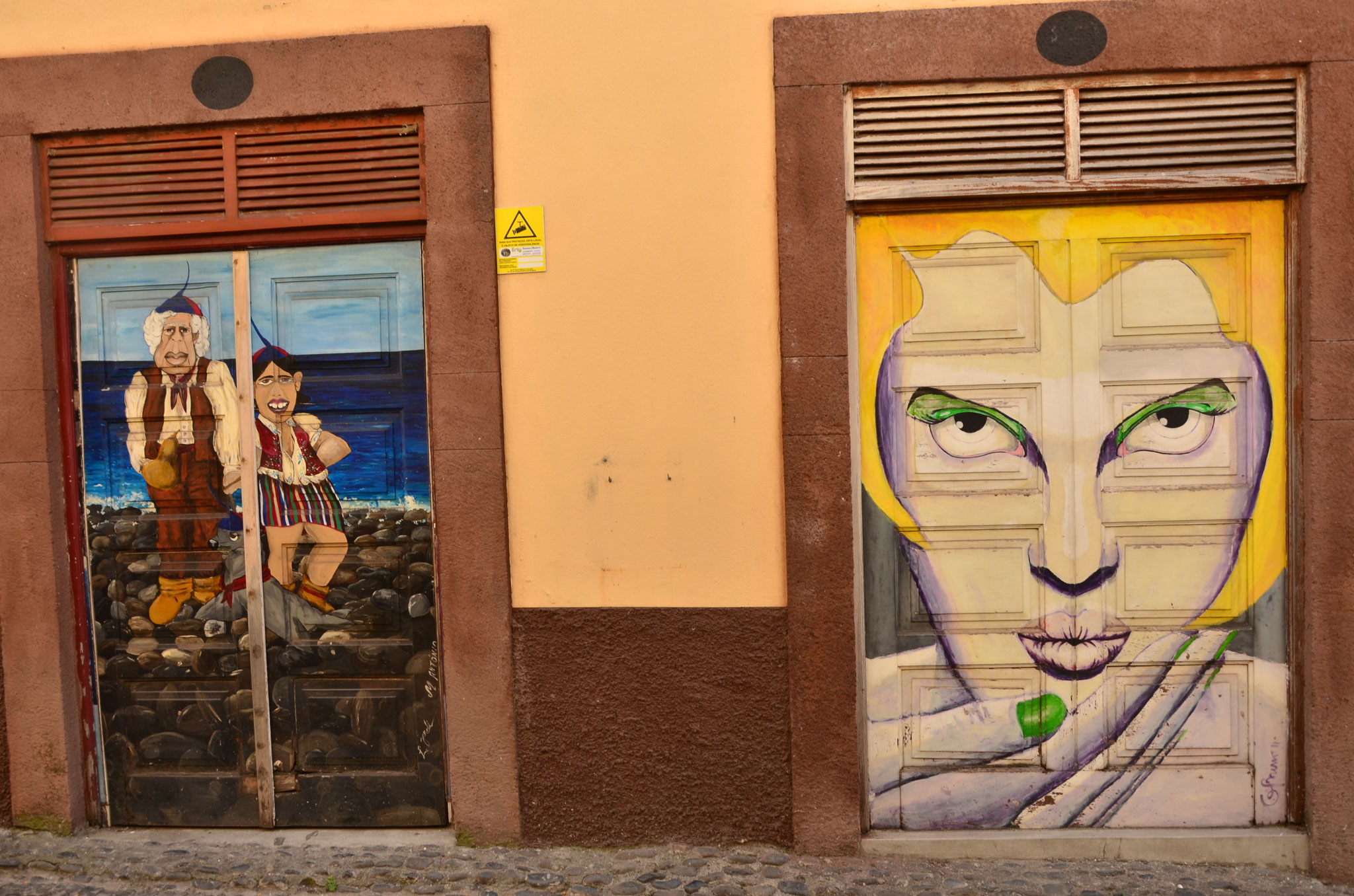 Portes peintes rue Santa Maria, Funchal, Madère
