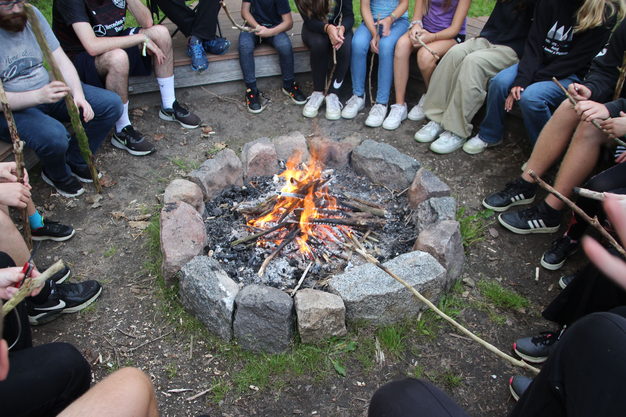 Lagerfeuer sind essentieller Bestandteil einer jeden seriösen Kinderfreizeit und waren damit auch Teil unseres Abendprogramms.