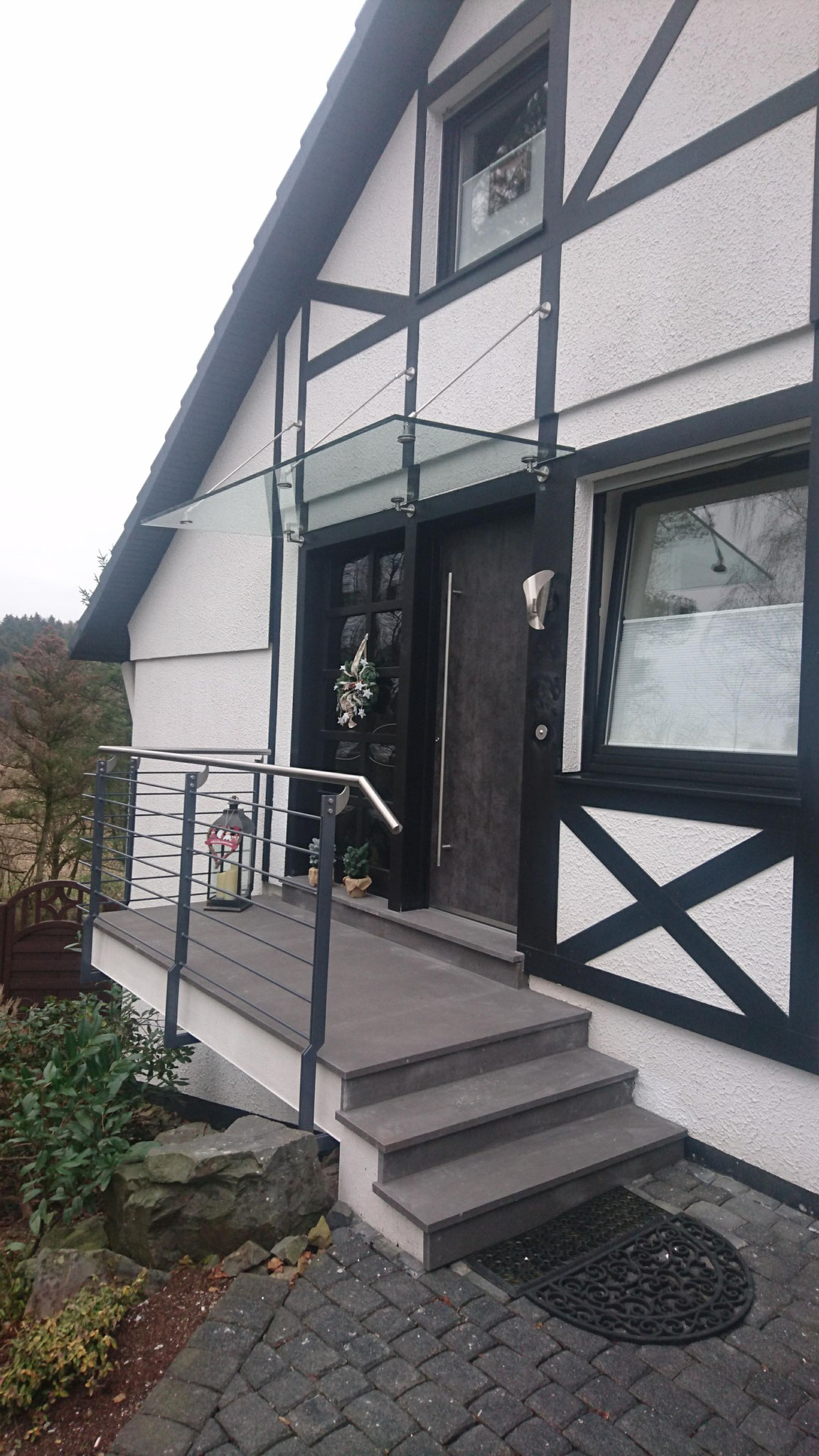 Haustürbereich mit Vordach