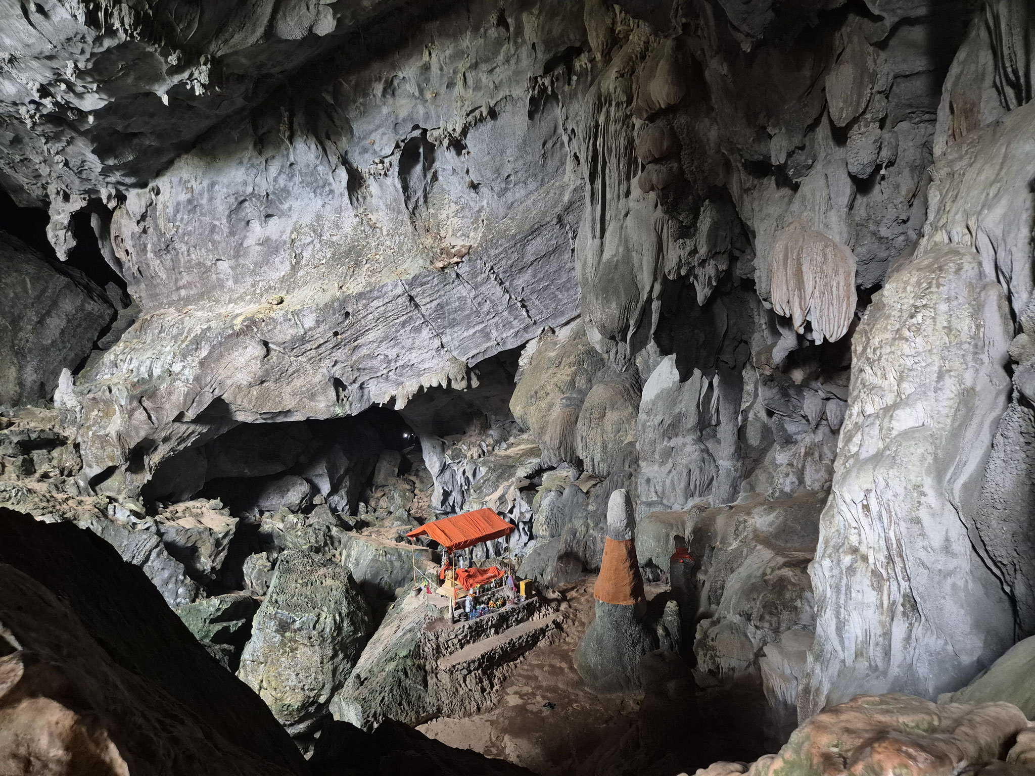 📍 Tham Poukham Cave