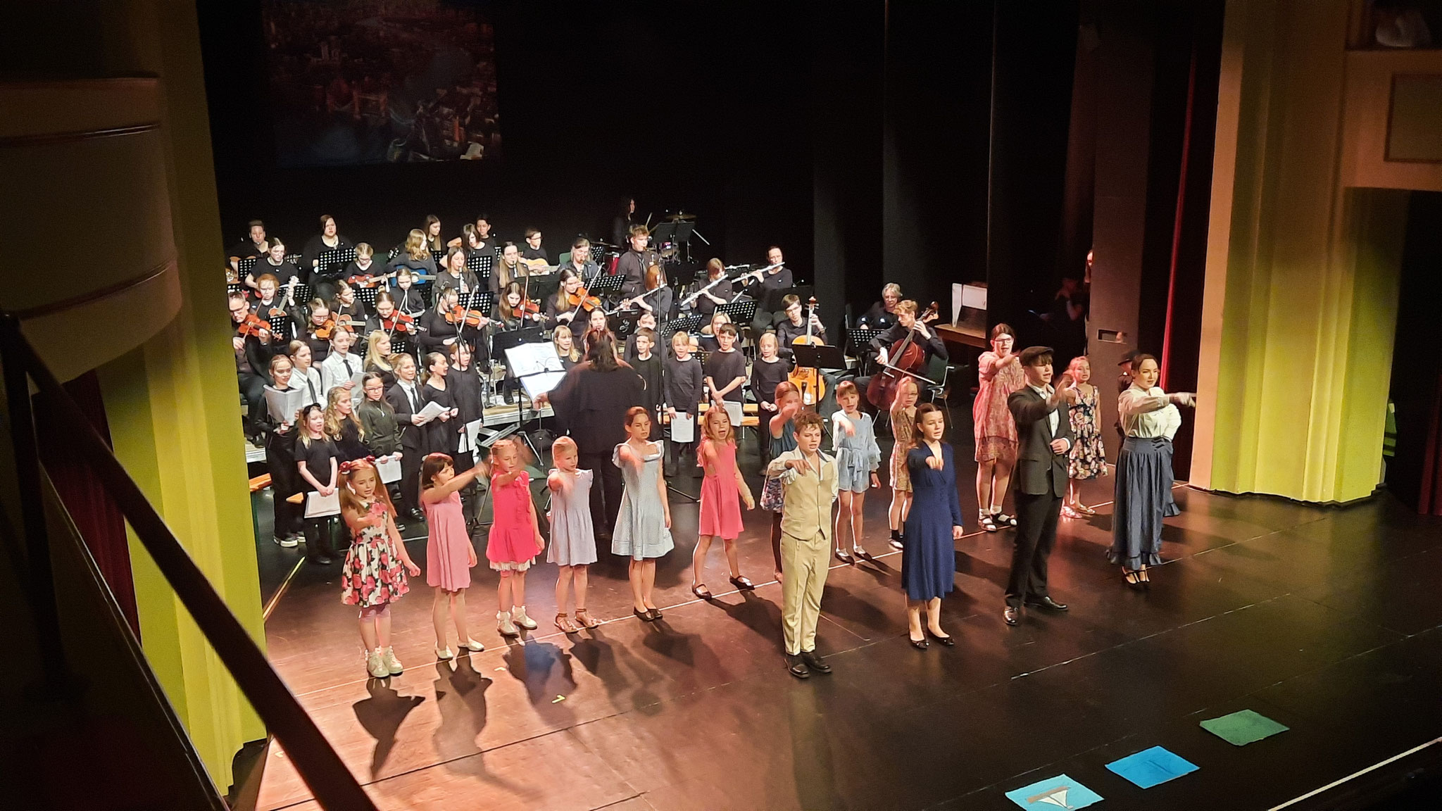 Mary Poppins bringt Bert, dem Alleskönner, Michael, Jane und Gästen auf der Pferderennbahn das Wort für alle Fälle bei: "Supercalifragilisticexpialigetisch".
