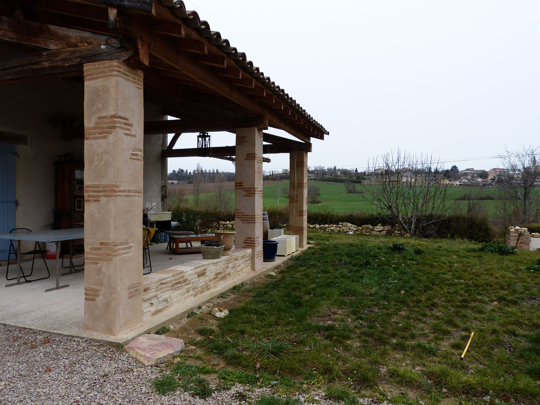 Maquillage poteaux béton avec fausses briques et enduit vieilli et construction d'un muret pierres et briques- résultat