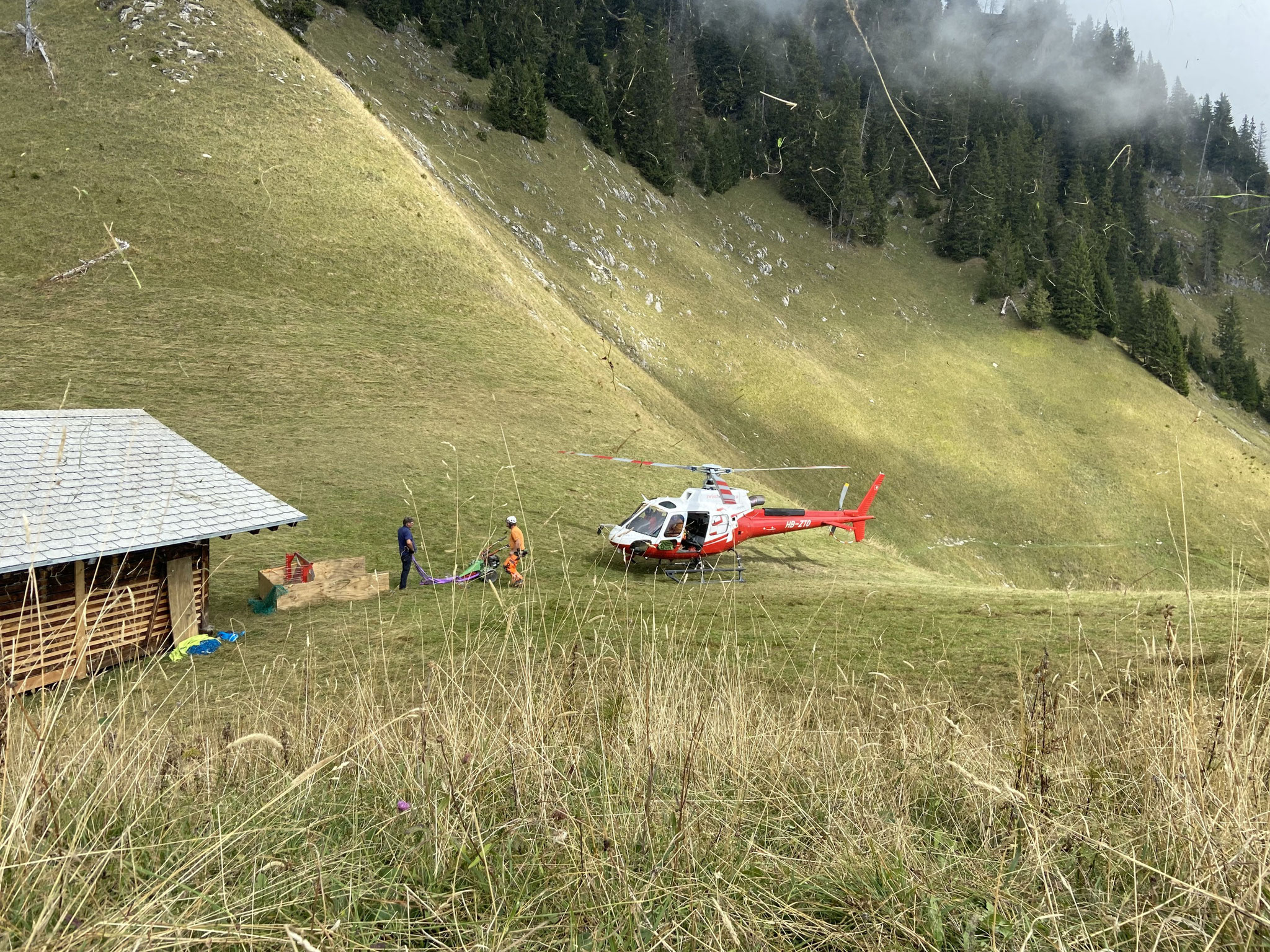 Abtransport des Heus per Helikopter