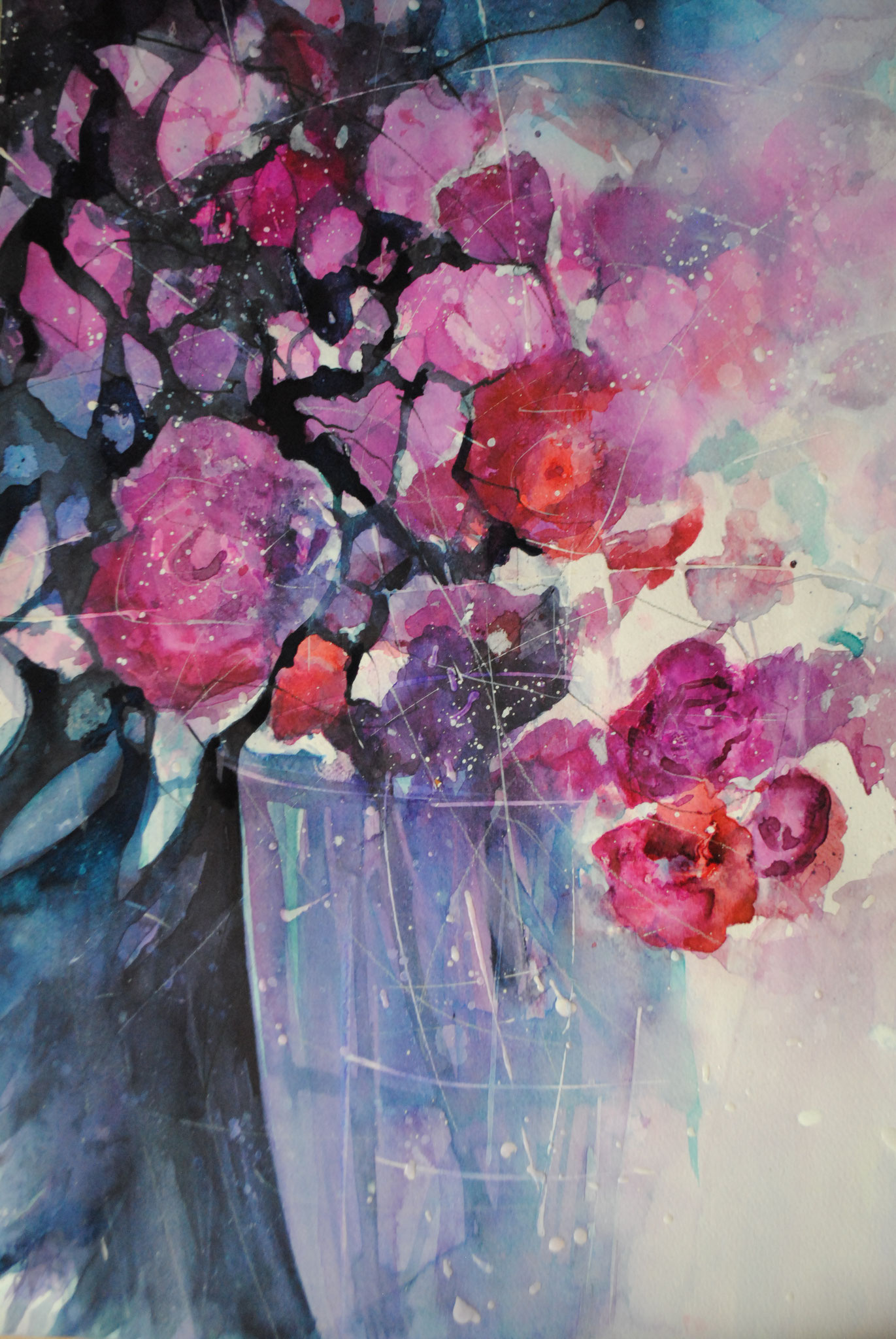 Fleurs roses dans un vase bleu