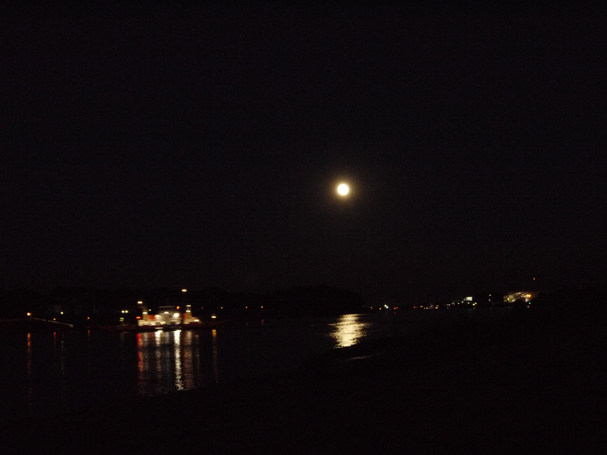 Vollmond über der Weser auf der Juliusplate