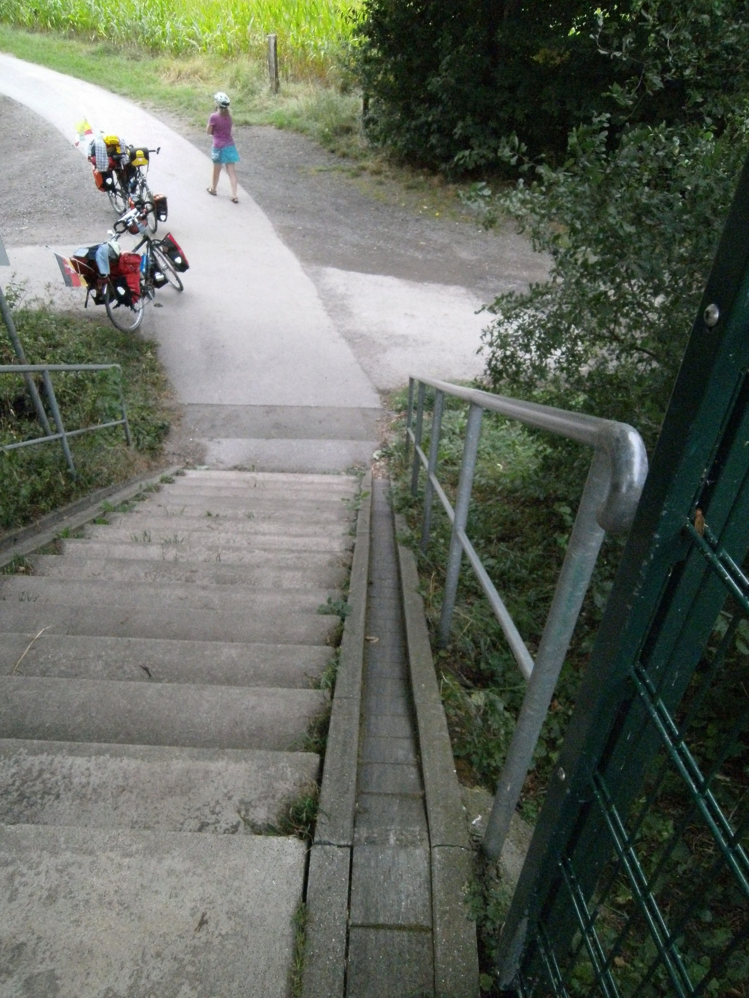 Lahde, Weserwehr. Fahrräder müssen vollbeladen über Treppen über das Wehr geschoben werden