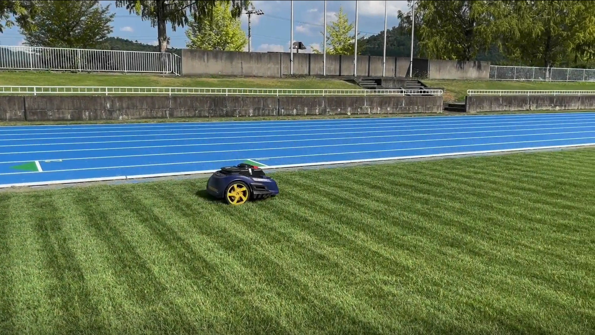 競技場の芝刈を行うエムワンエス