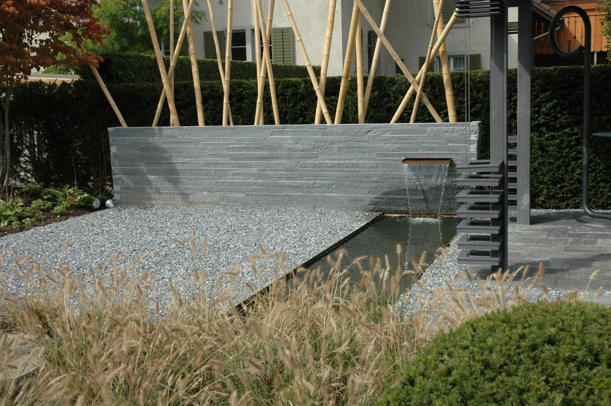 Eberhard Gartebau AG, Kloten, Granitriemen, Bambusstäbe, Gräser, Pergola, Gartenbecken, 