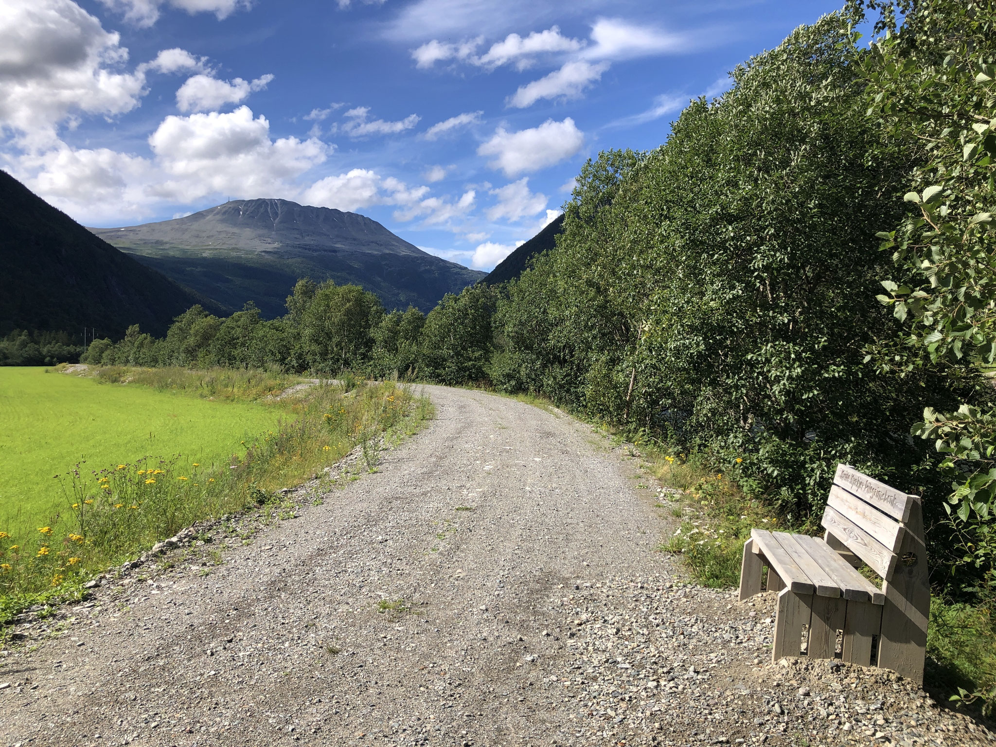 pilegrimsbenk med utsikt mot Gaustatoppen