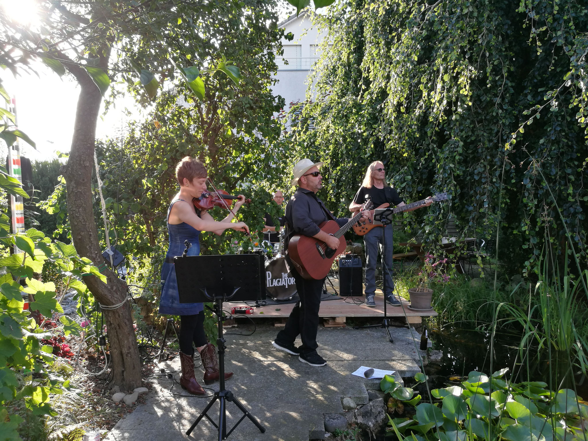 Band im Schilf: The Plagiators im Garten von Angie und Peter Schaufelberger