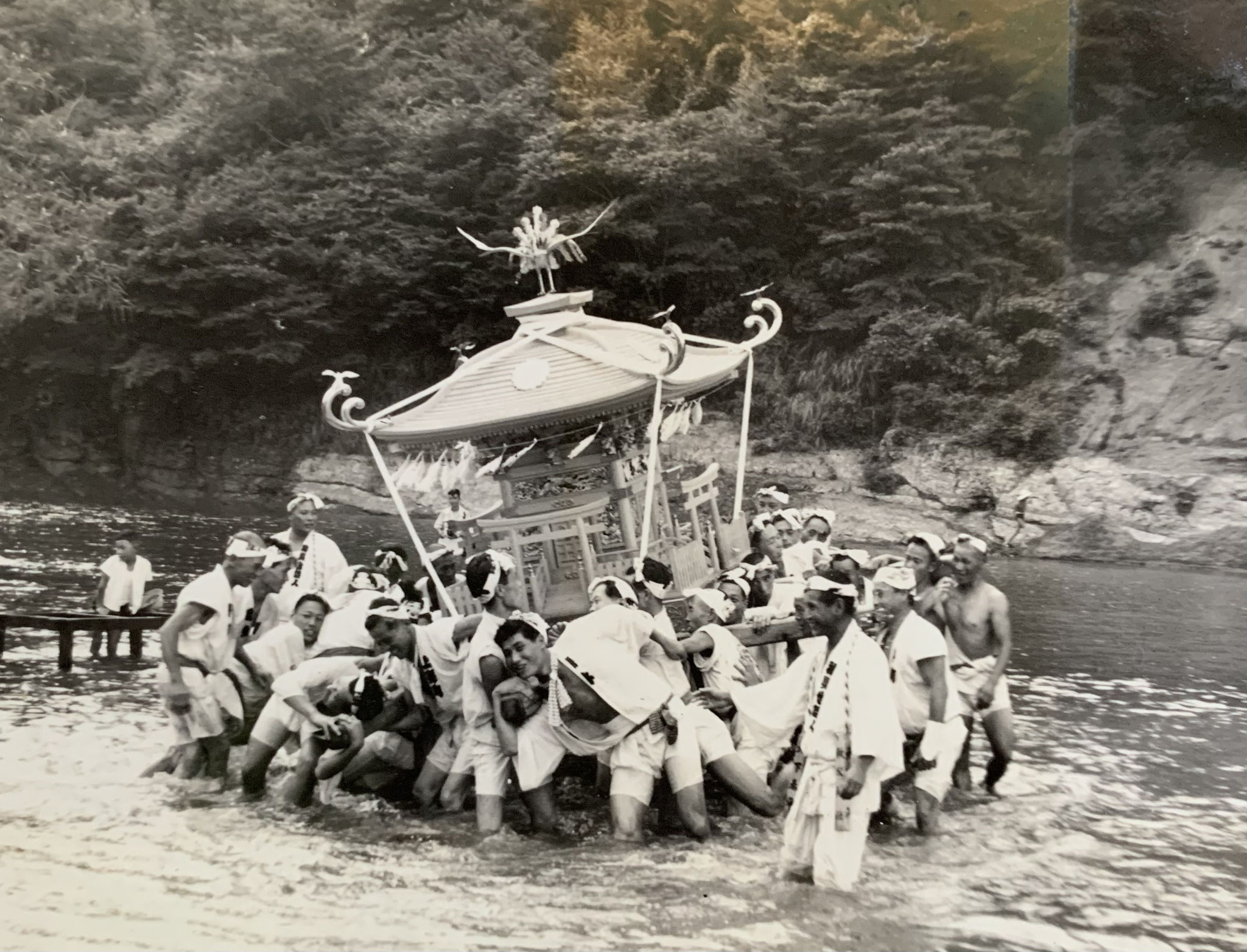 昭和30年川瀬祭（神輿洗い）