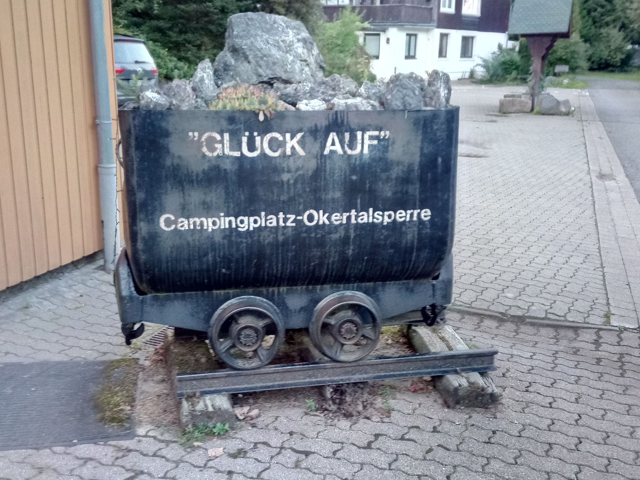 Überall im Harz sieht man Loren stehen. 