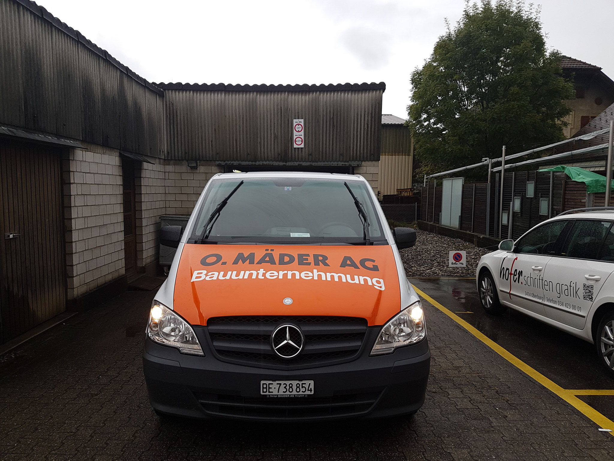 Teilfolierung - Kundenservice-Fahrzeug Firma Mäder Bau, Oberburg