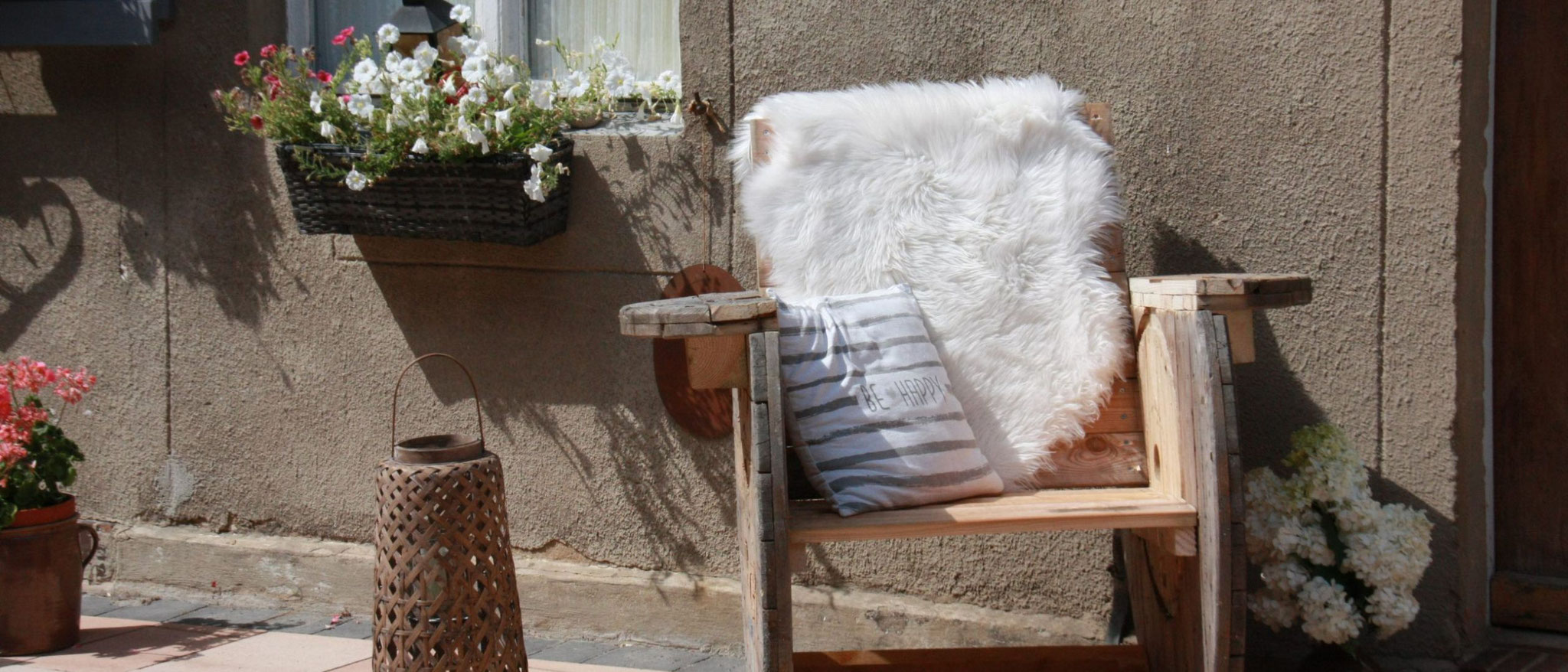 Gemütliche Sitzplätze, in der Sonne - Im Innenhof