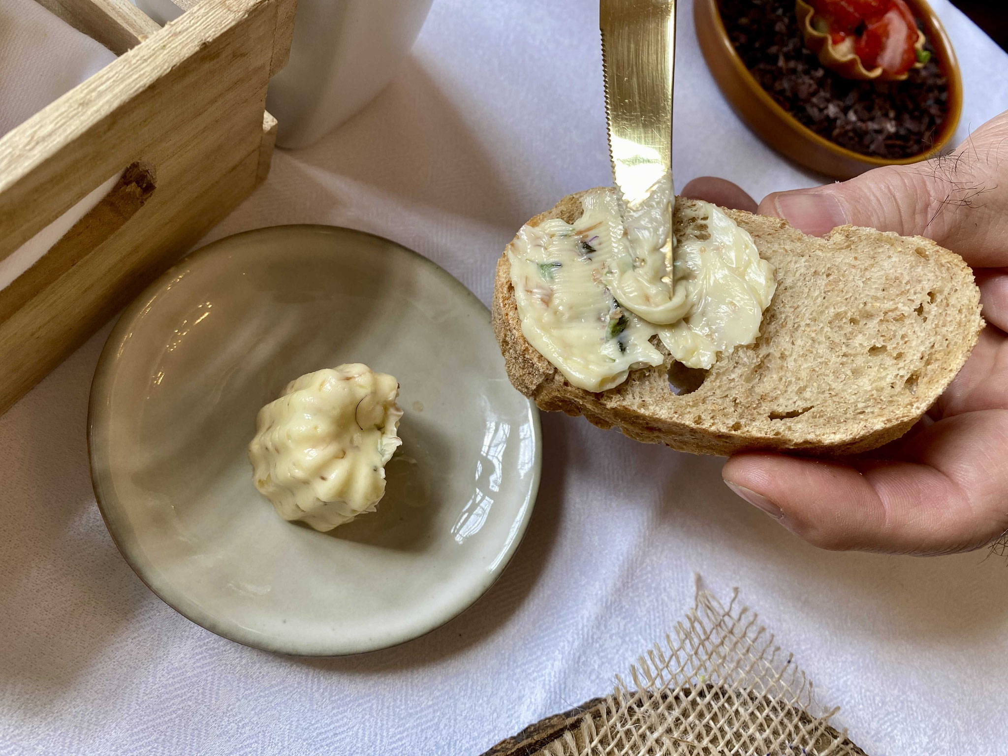 Kräuterbutter & frisches Brot