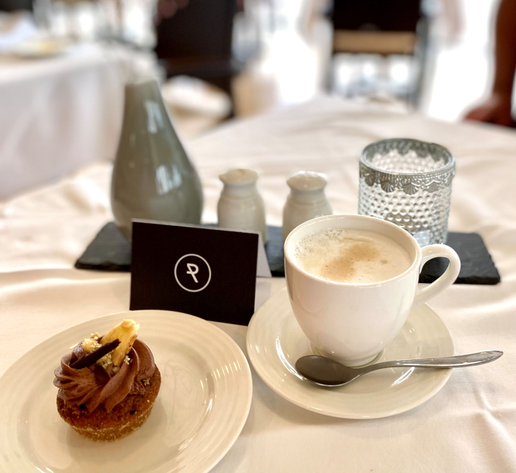 Veganes Törtchen und ein genussvoller Cappucino als krönender Abschluss