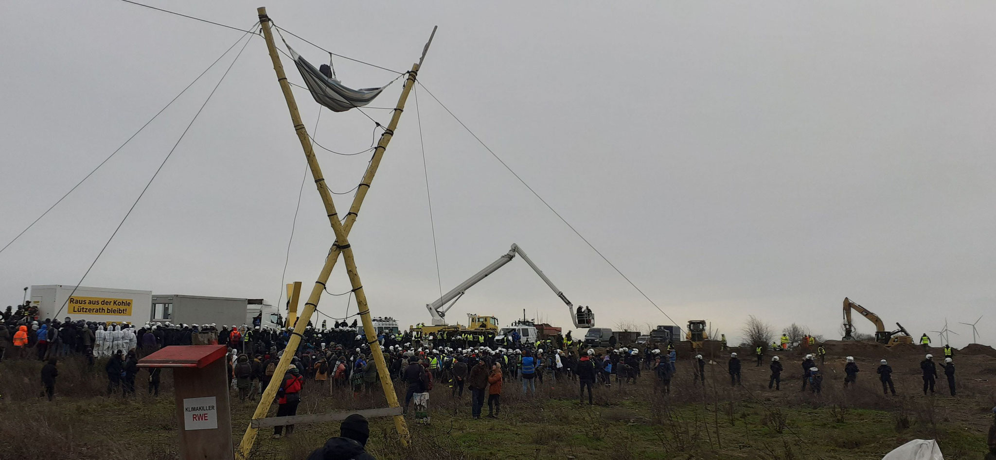 Gesamtansicht, der Greenpeace Container ist von der Polizei gekesselt, Barrikaden werden geräumt, und z. Teil schnell wieder errichtet.