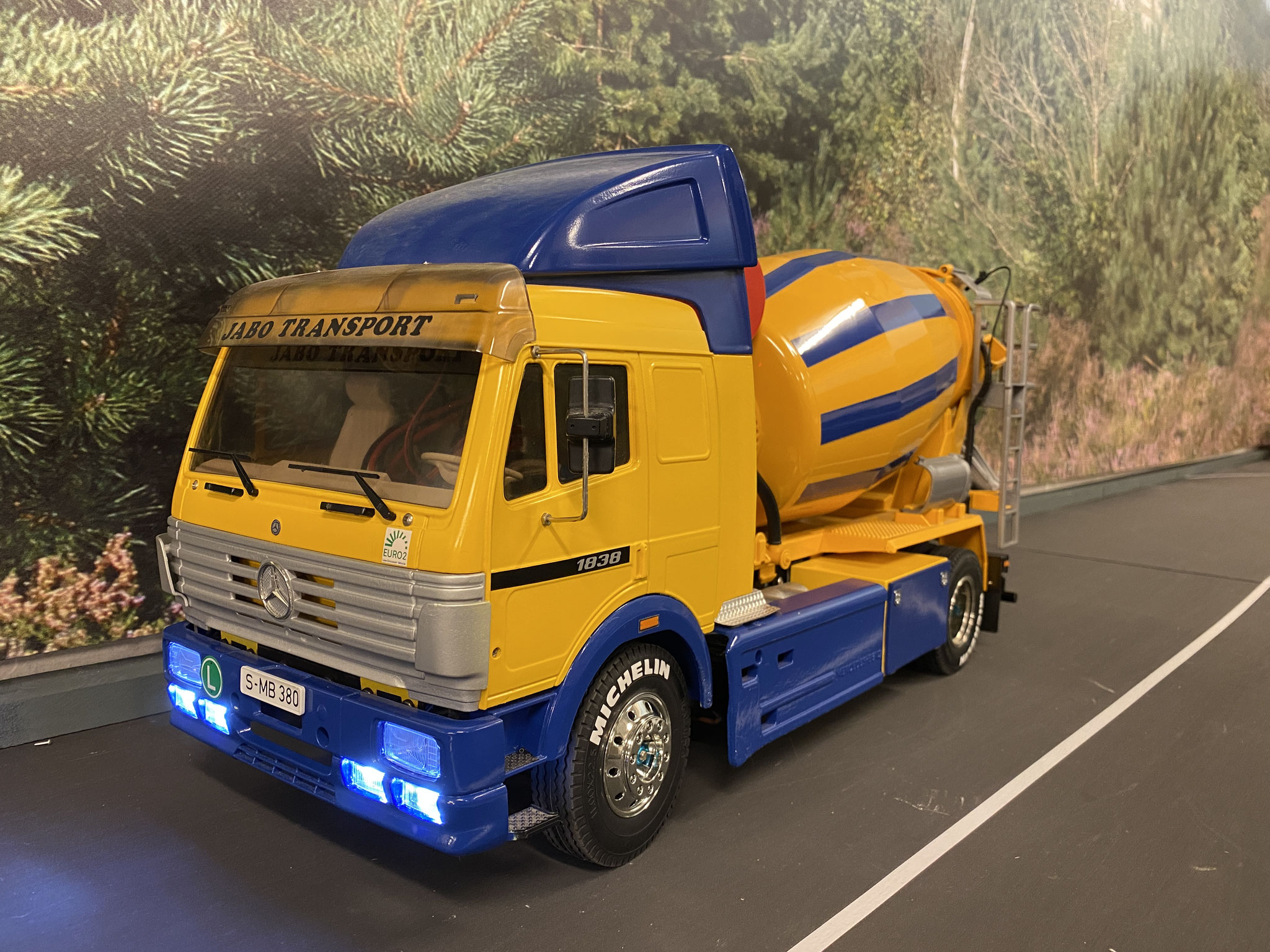 Mercedes-Benz 1850 beton mixer custom