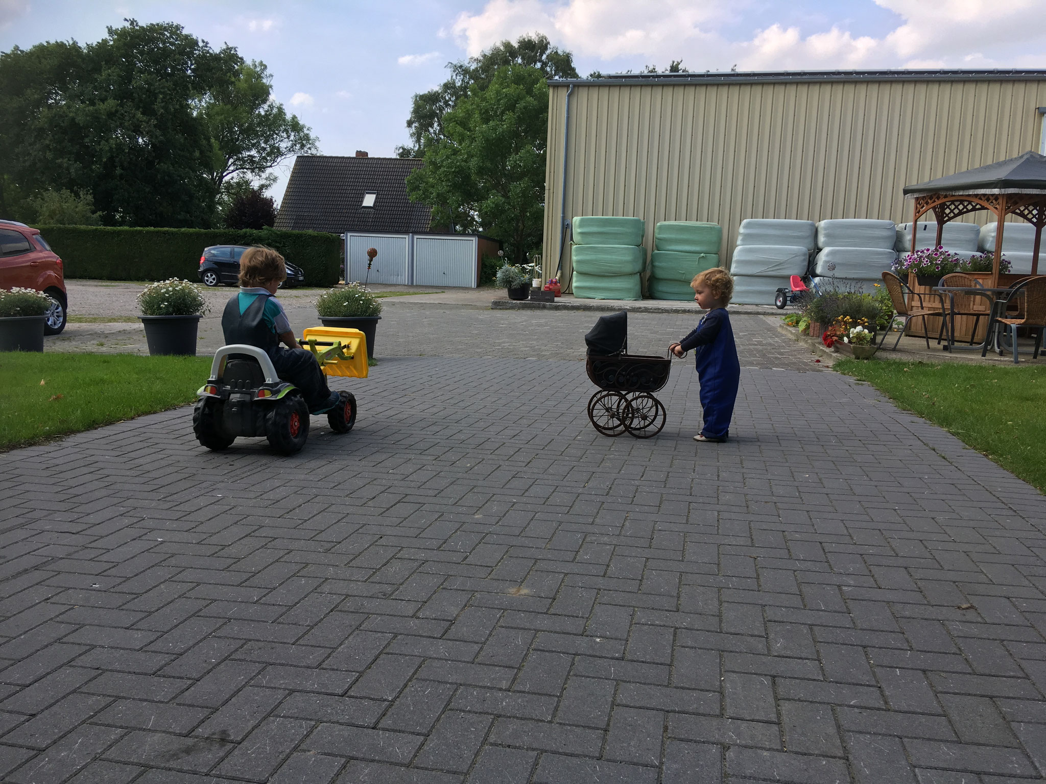 Die Auffahrt eignet sich hervorragend für Trettrecker und auch Kinderwagen lassen sich hier leicht schieben.. 